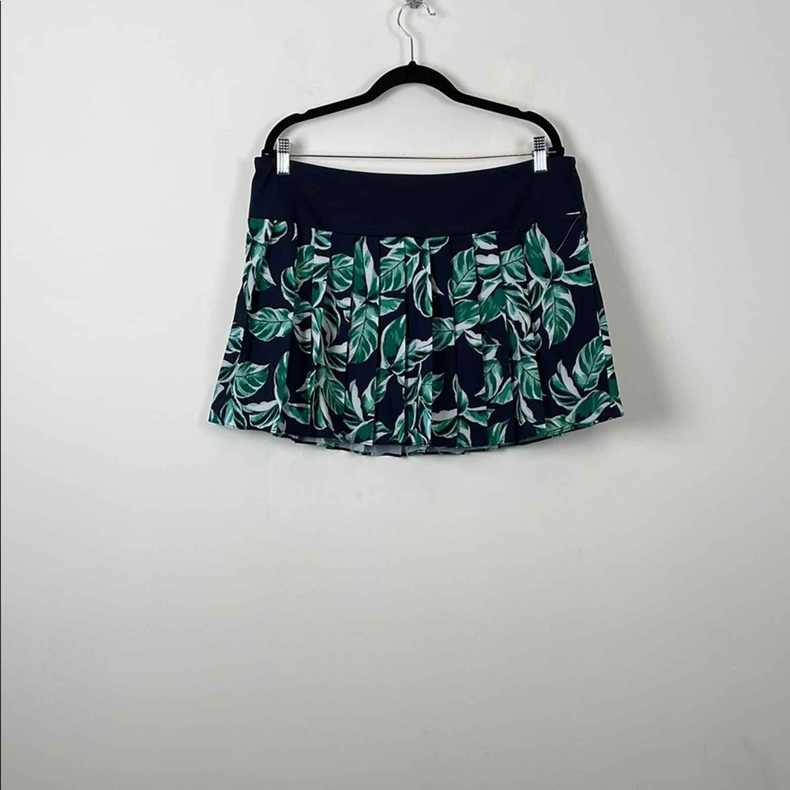 Tommy Bahama Active Golf Pleated Leaf Print Skorts Skirt in Navy and Green SZ L
