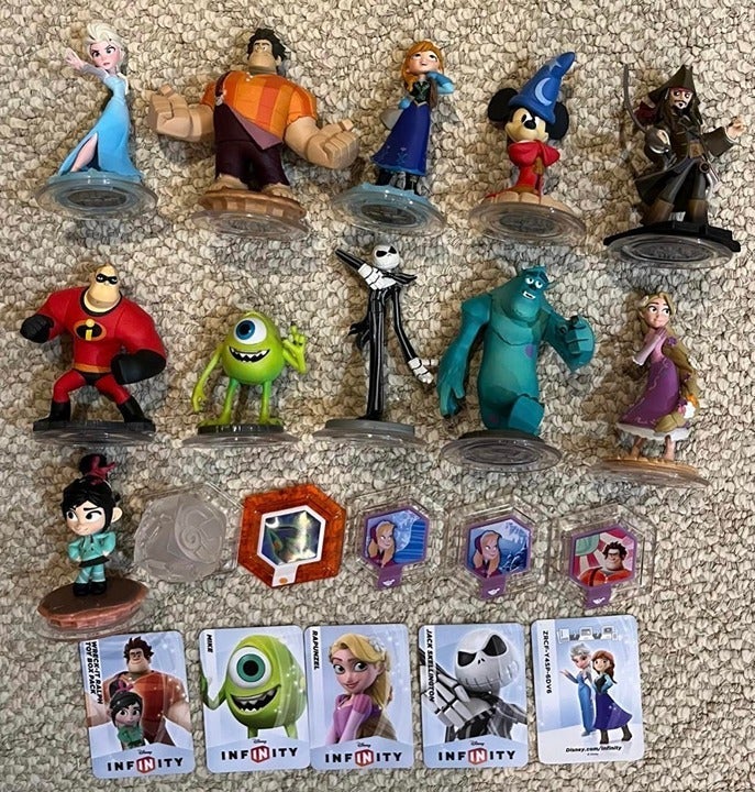 Disney Infinity character portal and characters