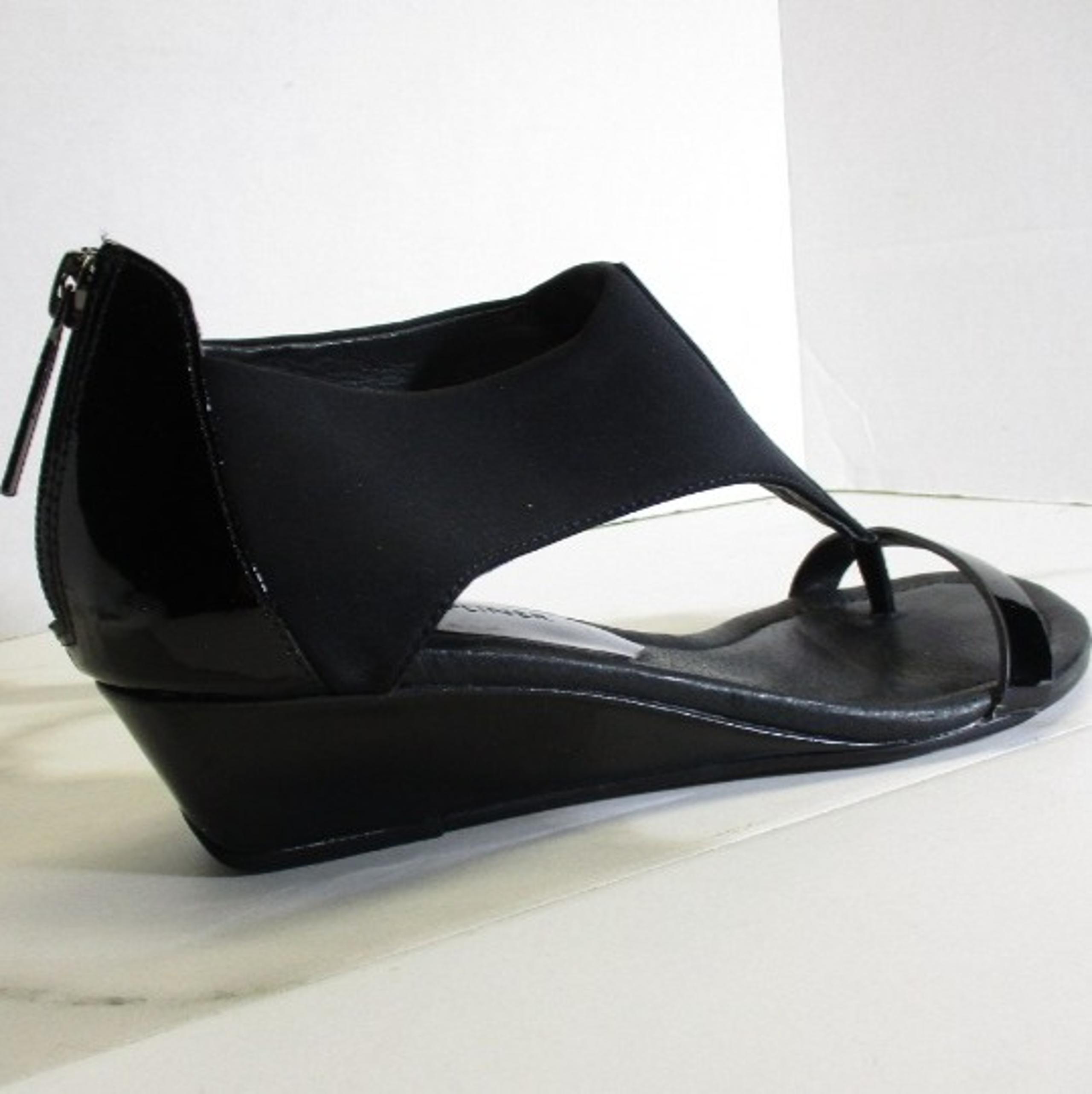 DONALD J. PLINER WEDGE HEELED, TOE THONG, CLOSED HEEL SANDALS. SIZE 7M