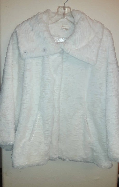 Collectioneighteen white faux fur soft warm fully lined dress coat size O/S