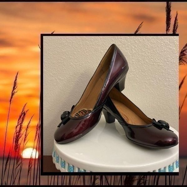 Sofft Maroon Patent Side Buttons & Bows Leather Heels Pumps!! Almost new!!