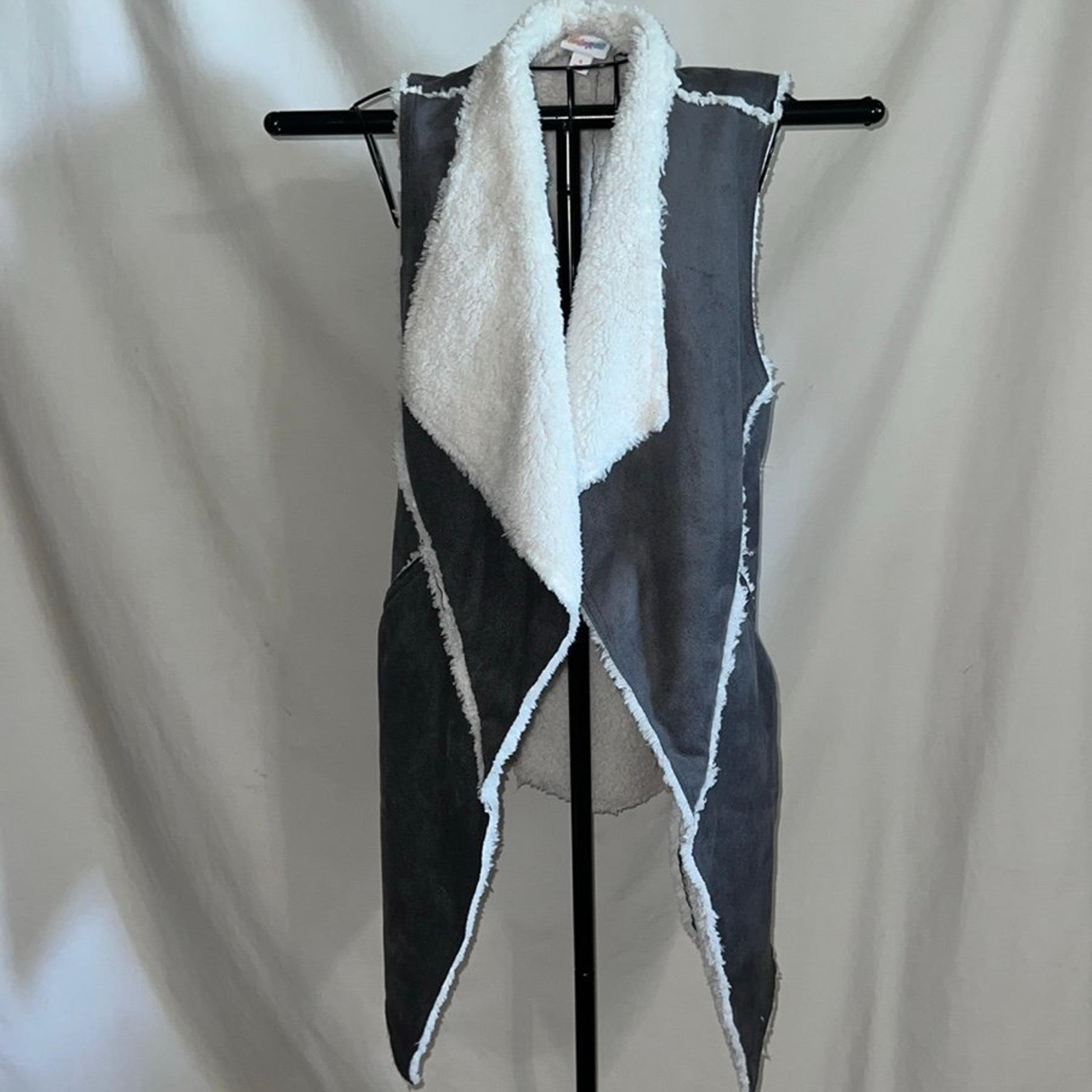 NWOT Lularoe Marlow faux shearling lined vest - small