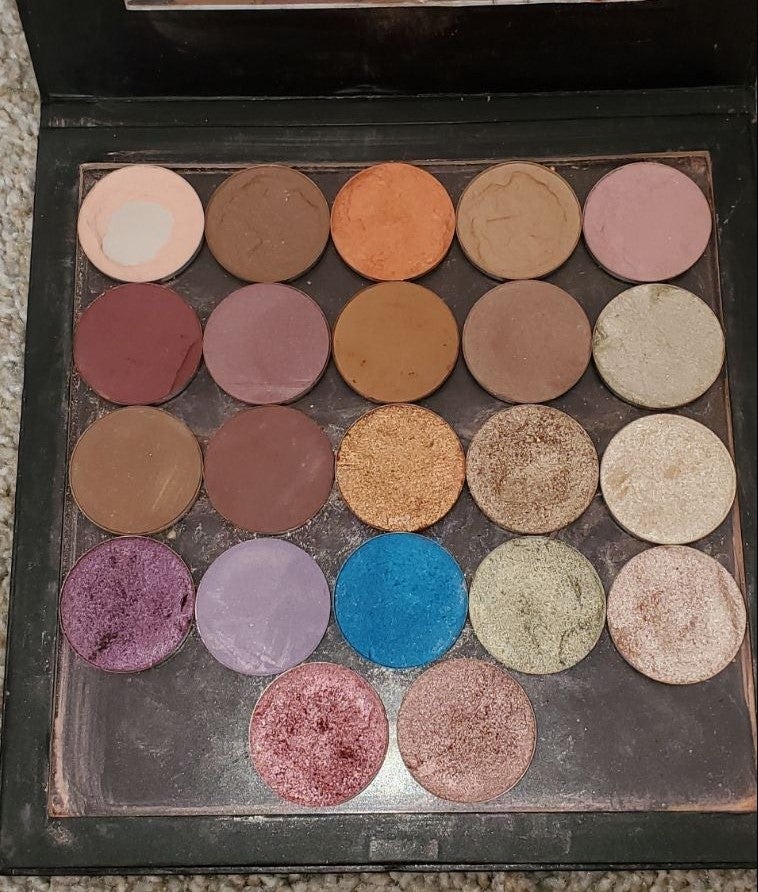 Younique Pressed Shadows Palette