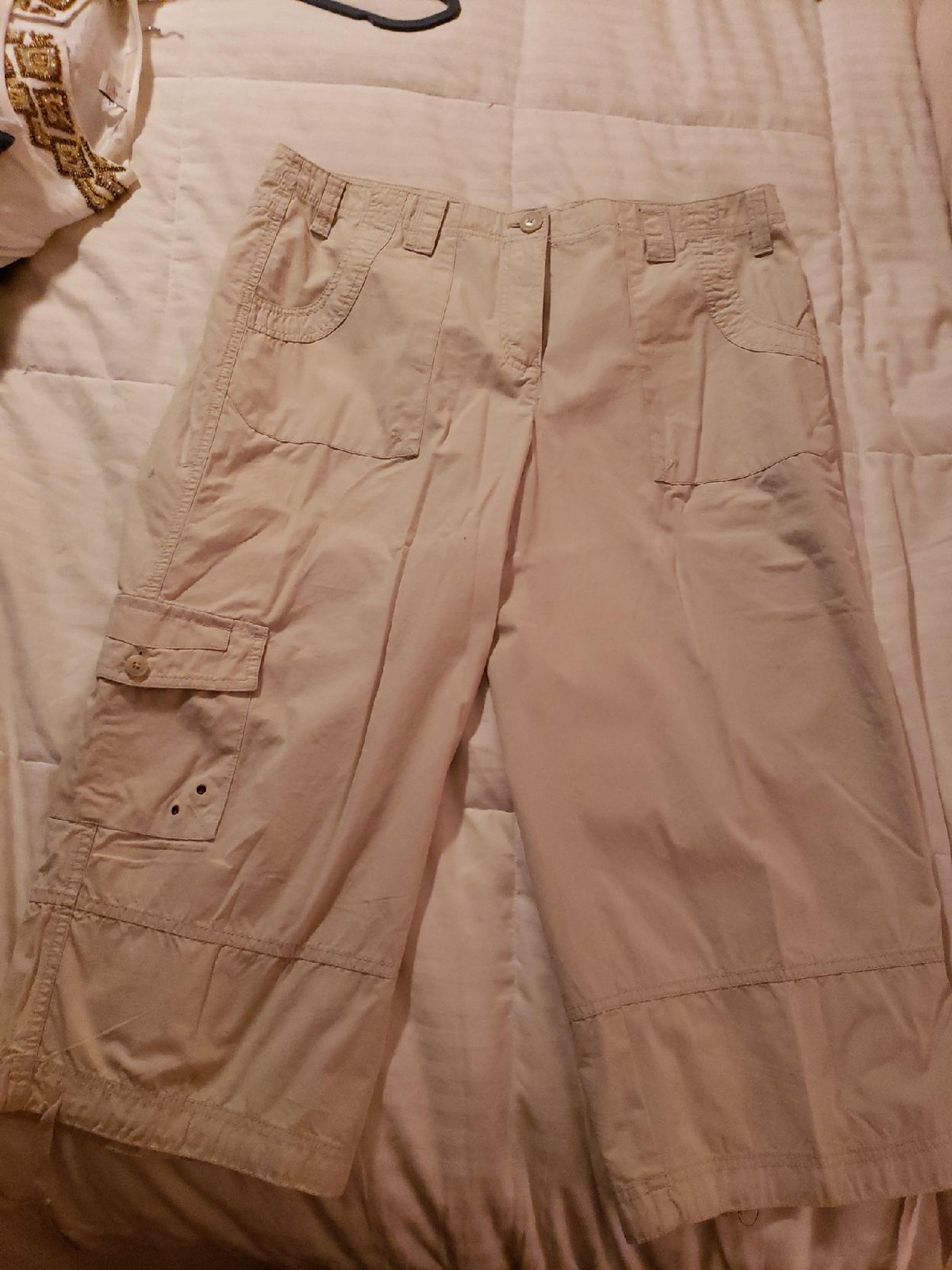 Izod ~ Womens Cargo Capris