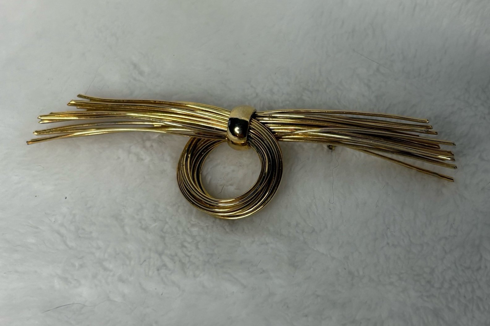 Vintage gold tone tied bundle wire brooch