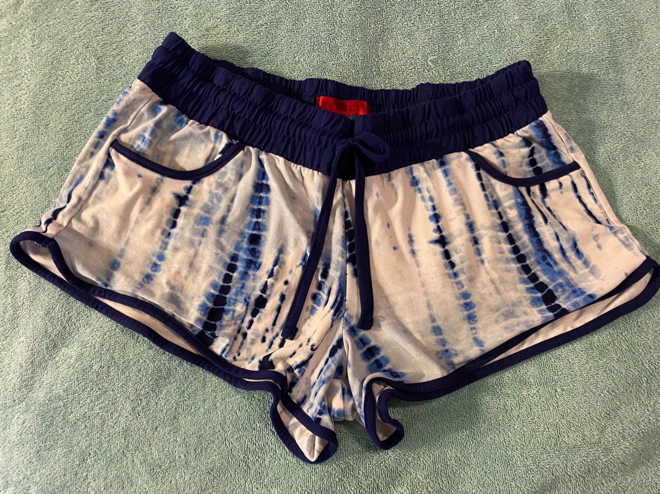 EUC Hot Kiss Tie die shorts