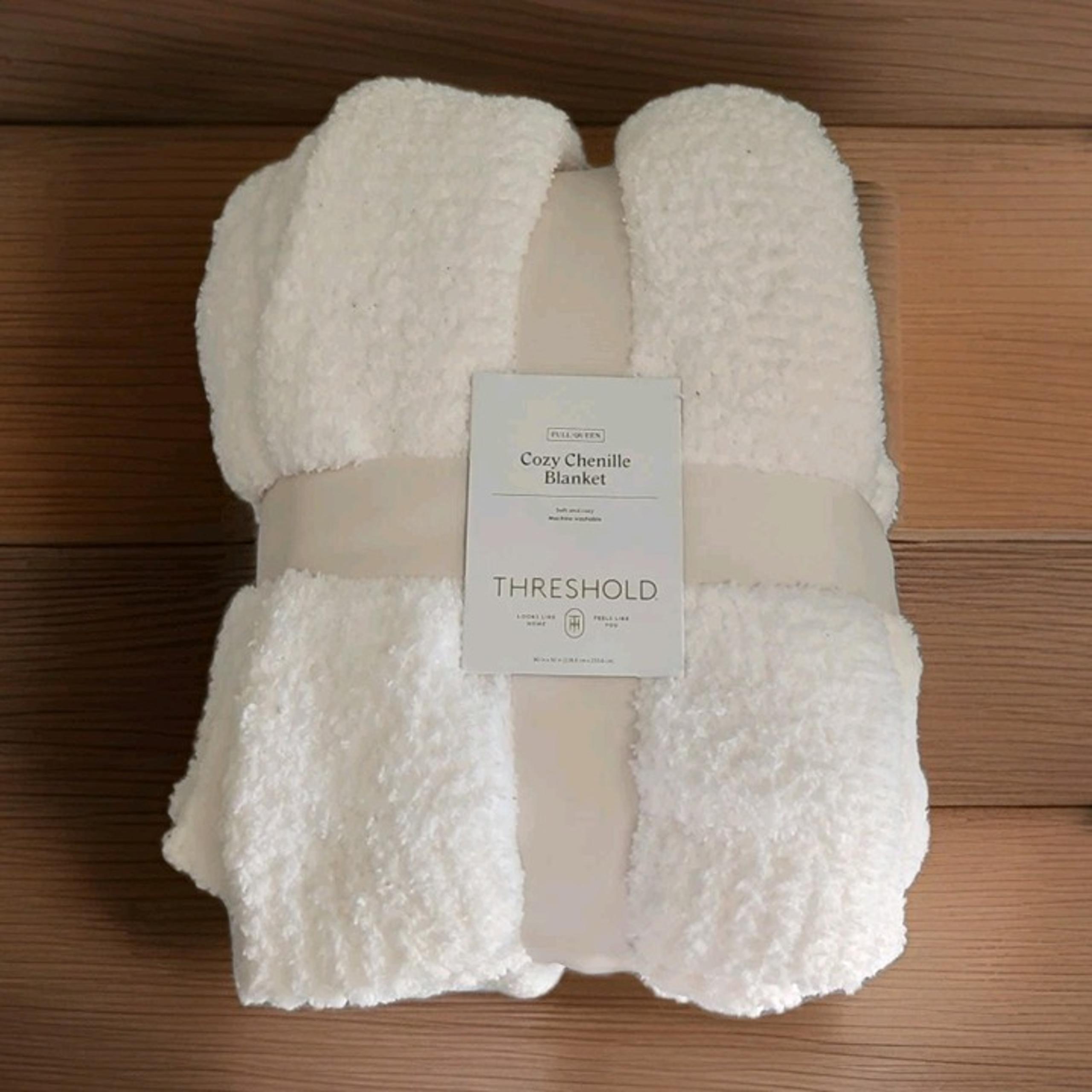 Threshold Cozy Chenille Bed Blanket White Full/Queen Large Throw
