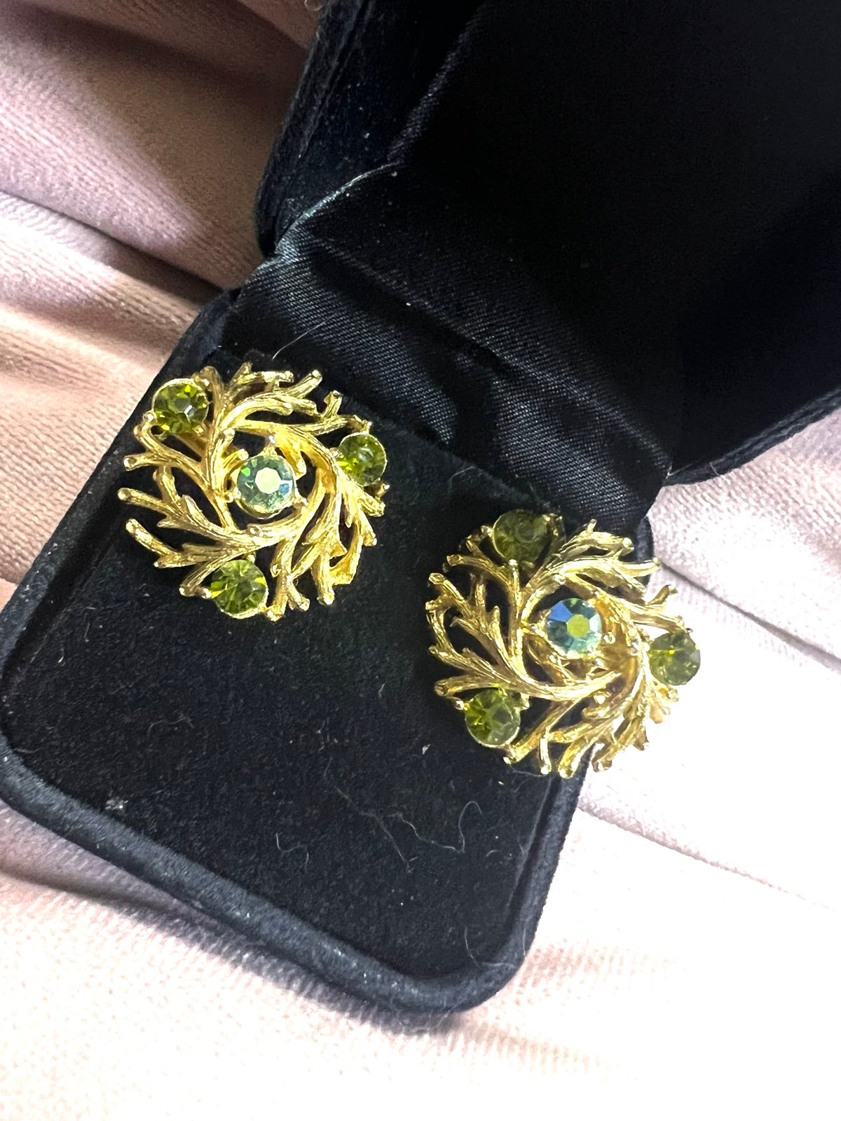LISNER Vintage Gold Tone Rhinestones Clip On Earrings