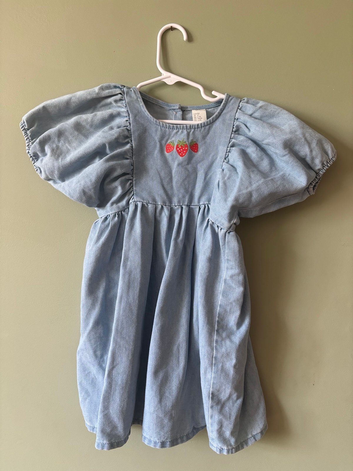 HM strawberry denim dress 4t
