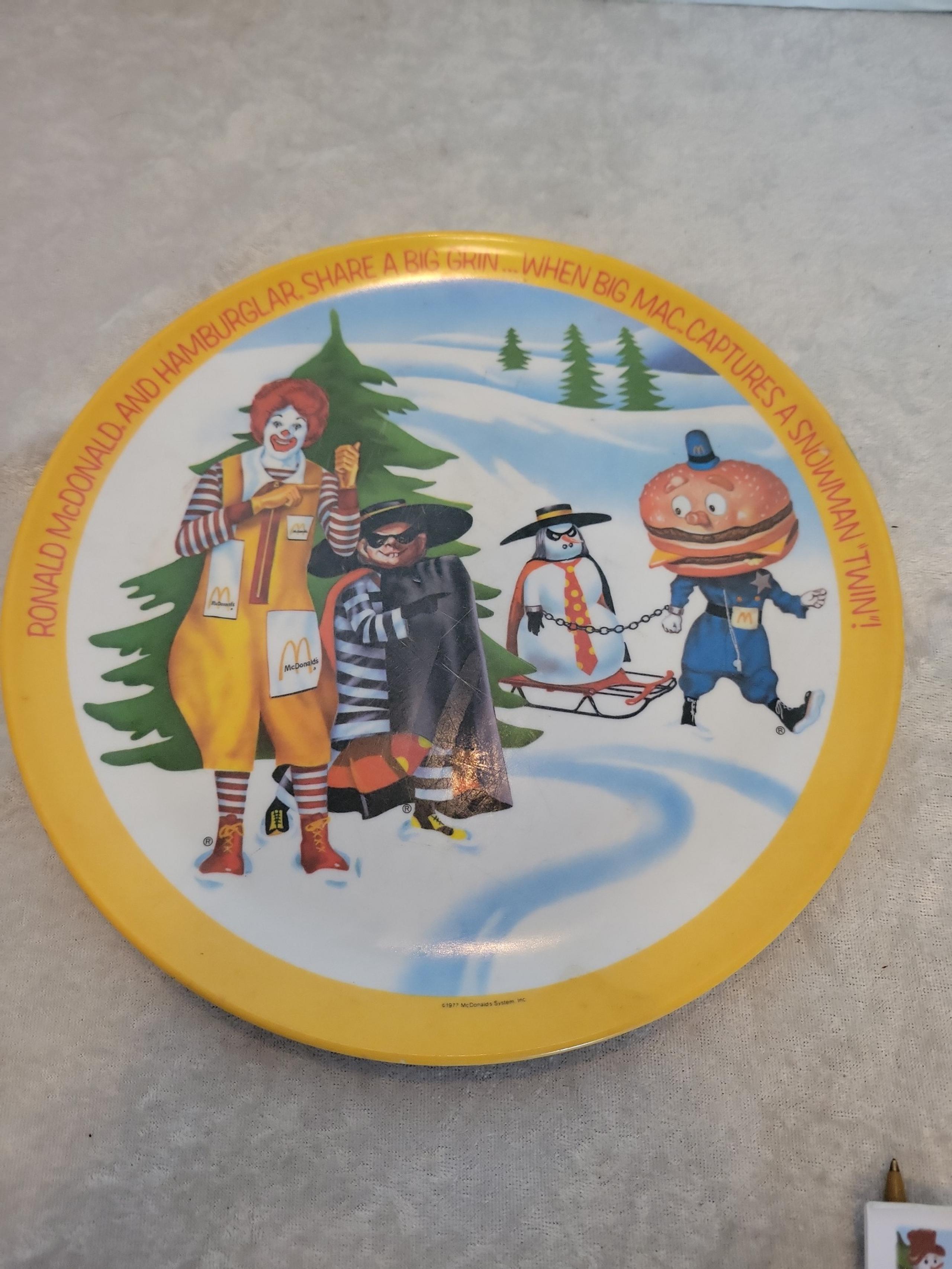 XX Vintage  1977 Ronald McDonald 10" holiday plate.  BN 8 GG