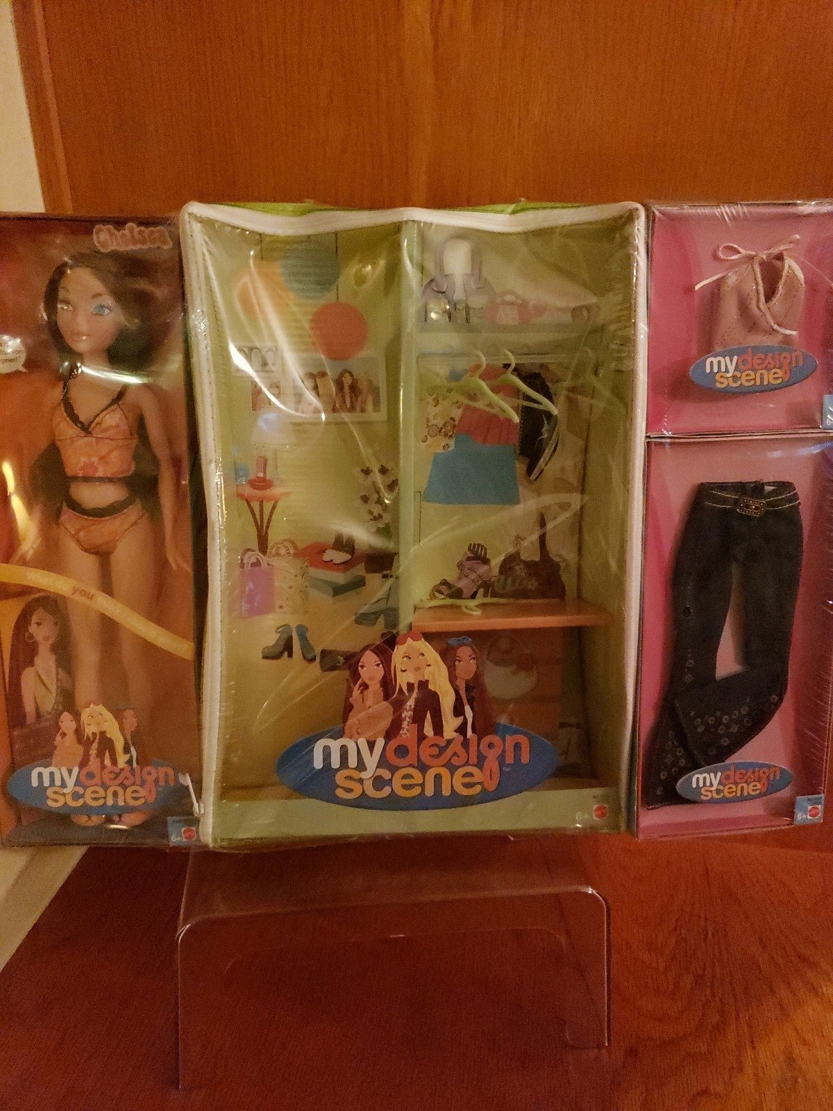 My Scene My Design Chelsea with carrying case/closet, clothing bundle