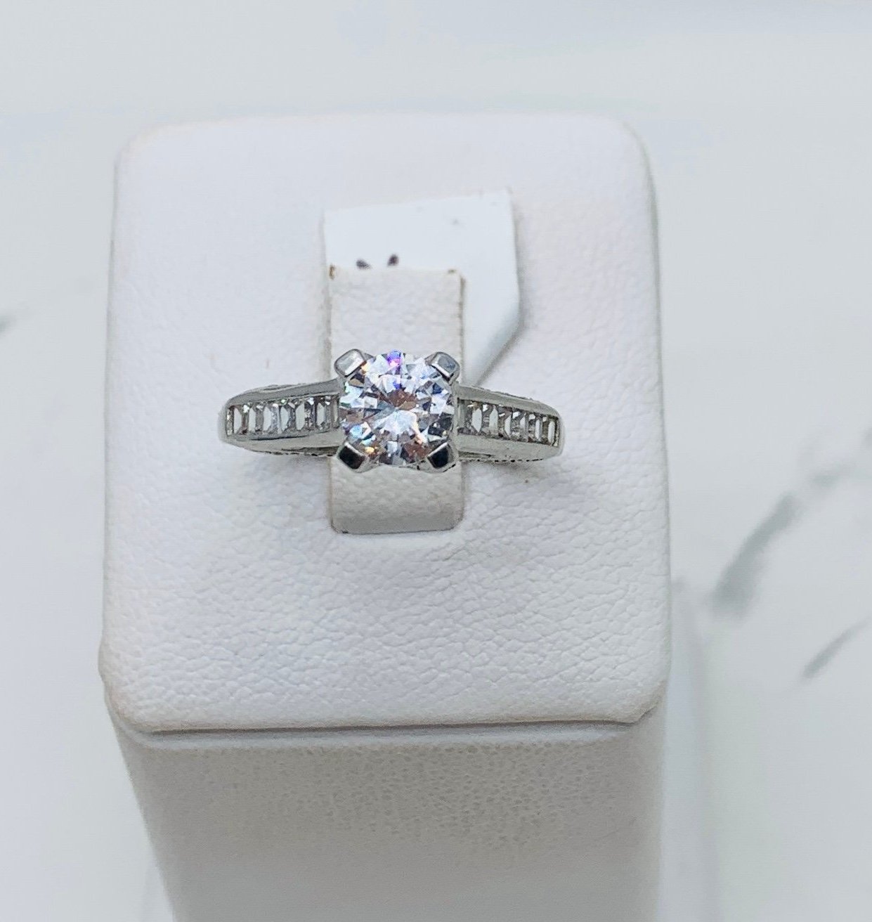 10k solid Gold Ring ❤️Size 9 ❤️White gold engagement