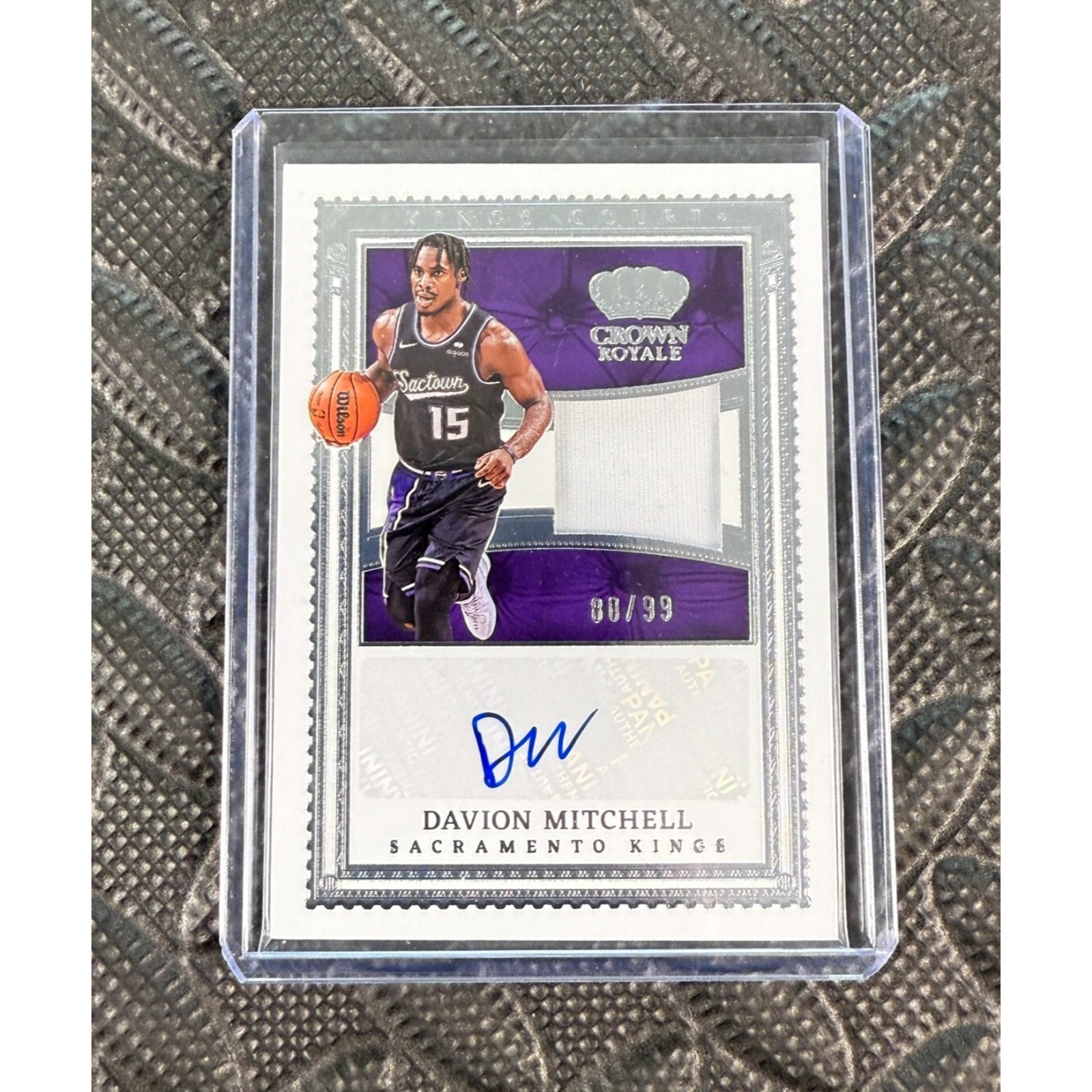 2022-23 Panini Crown Royale Davion Mitchell Kings Court Patch Auto /99 Game-Used