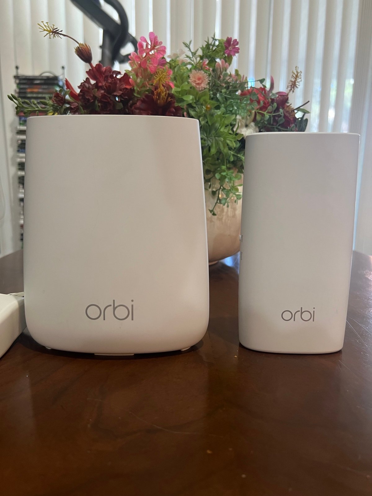 NETGEAR Orbi Wallplug SatteliteRBW30 And Orbi Router RBR20