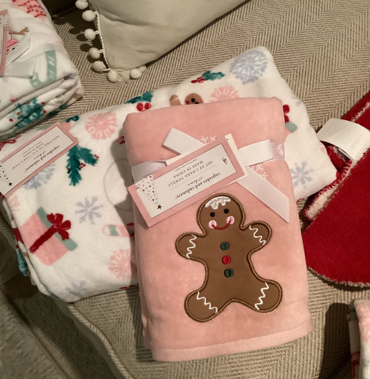 ❤️❤️Gingerbread hand towels Christmas Nwt Cupcakes and Cashmere 2 set 4 total