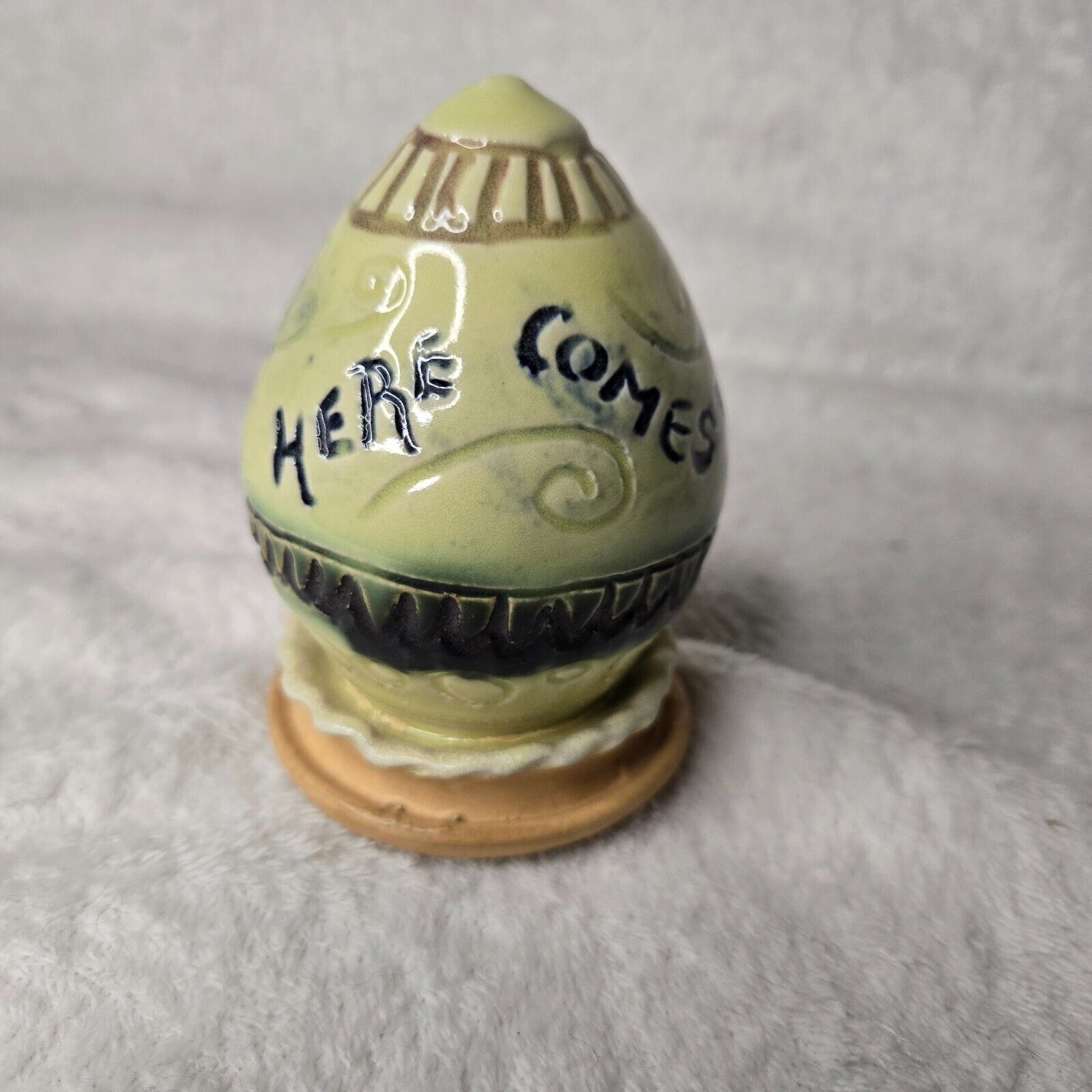 Tom Jones Pottery Fairhope AL 2014 Egg Here Comes Peter Cottontail Easter Rabbit