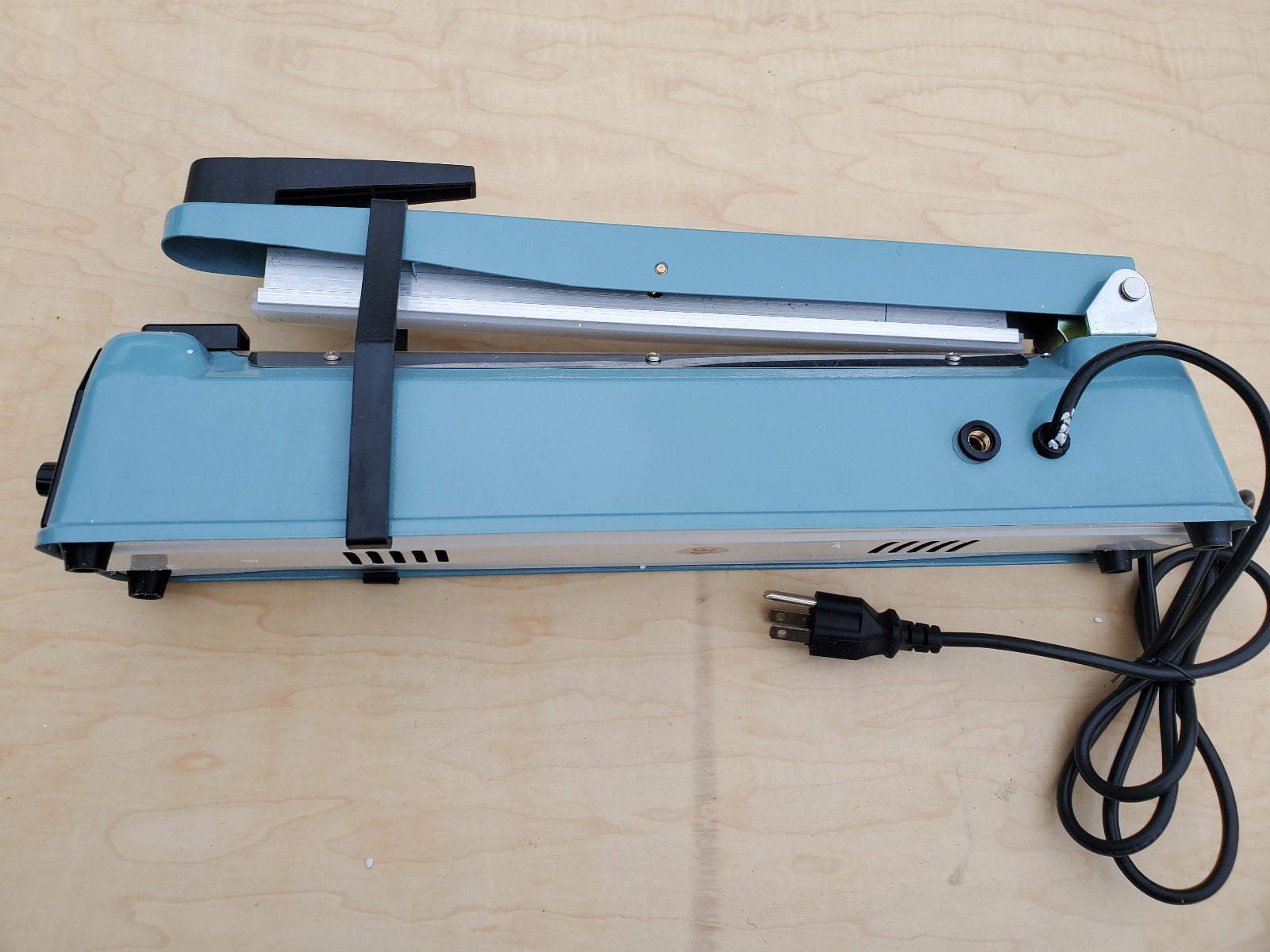 Tabletop impulse sealer