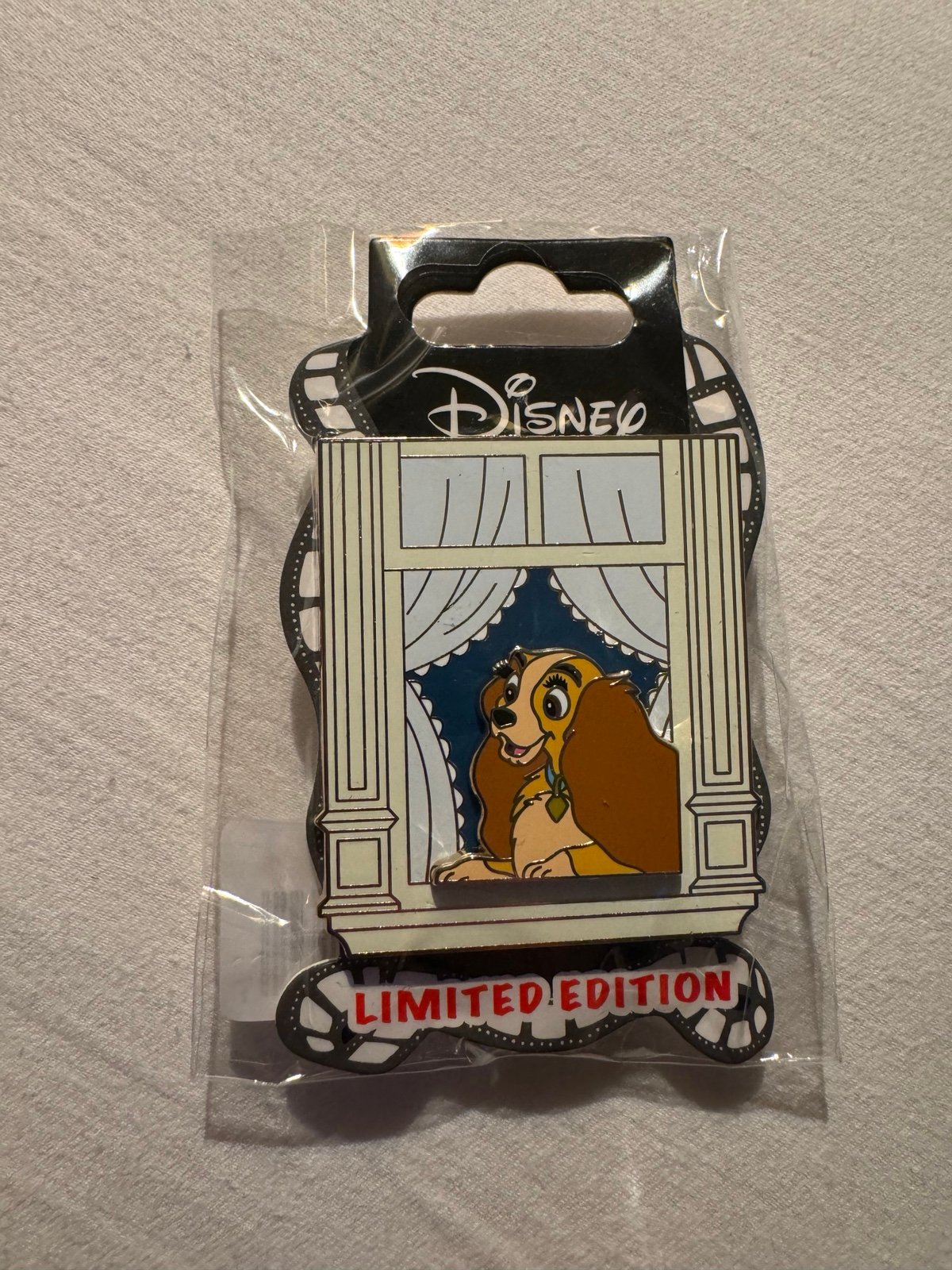 DSSH DSF Dogs in Window Pin LE 400 - Lady And The Tramp