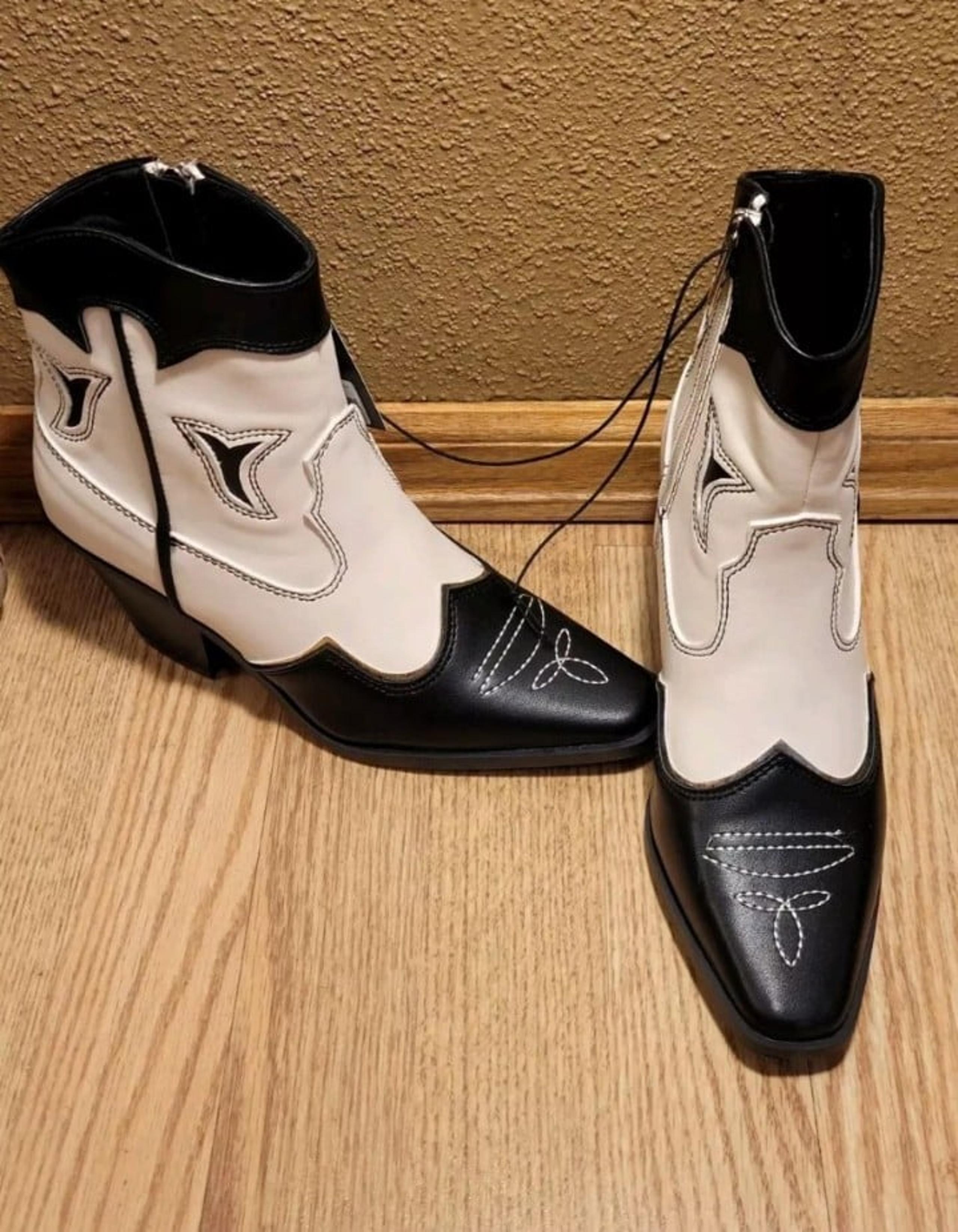 Forever 21 Boots Women's
Size: 6