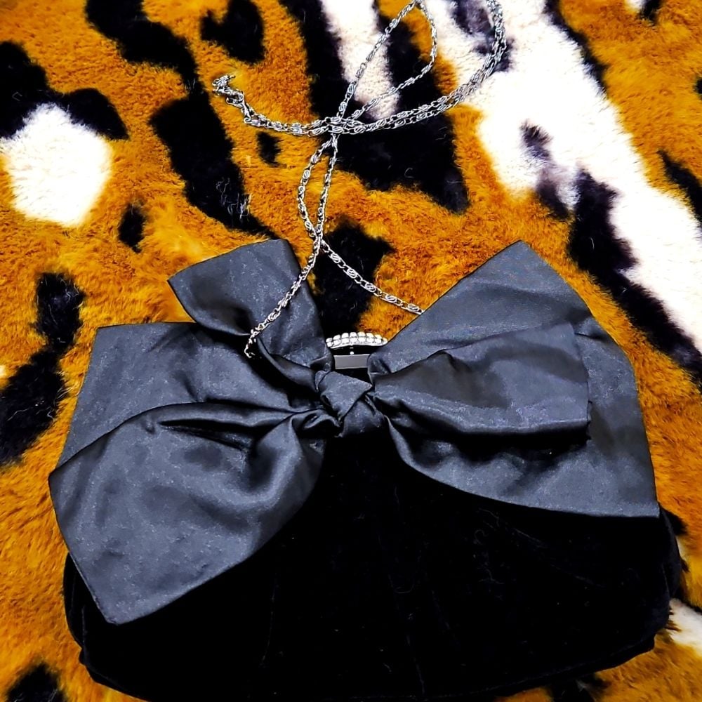 NEIMAN MARCUS BLACK VELVET EVENING CLUTCH W/BOW Silver Chain Strap