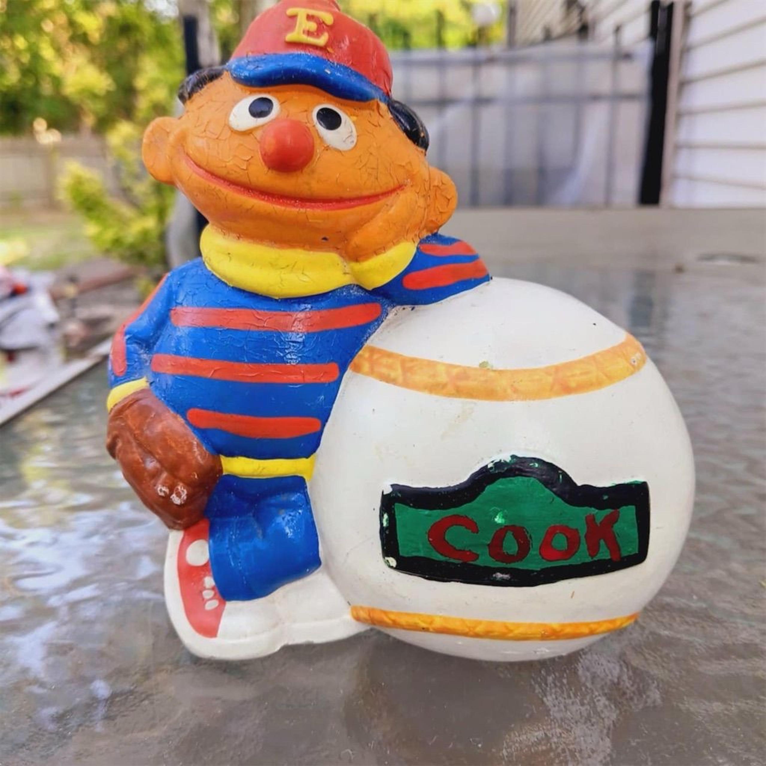 Vintage 1978 Sesame Street Ernie Baseball Piggy Coin Bank w/ Plug