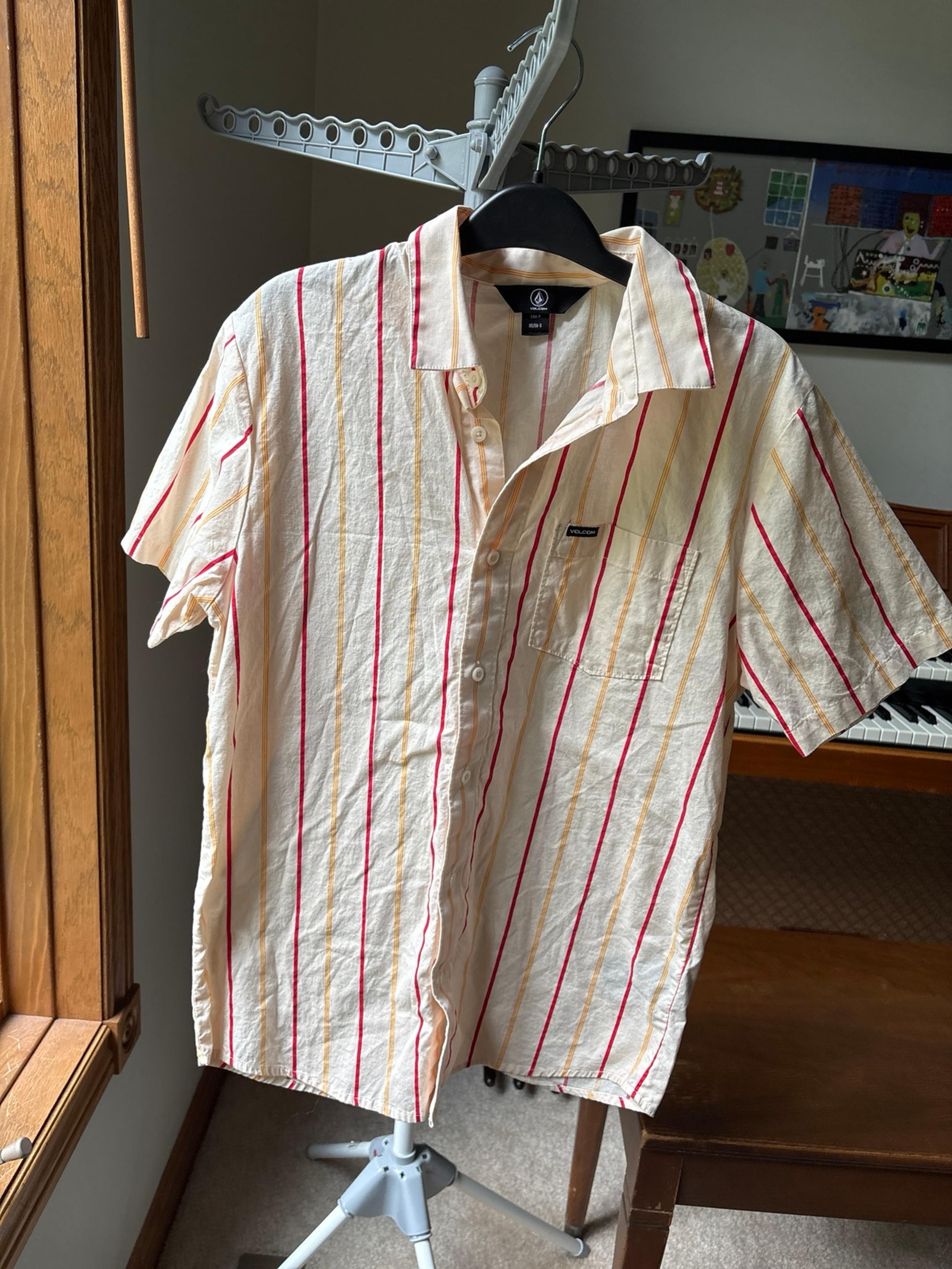 Men Volcom button shirt size small