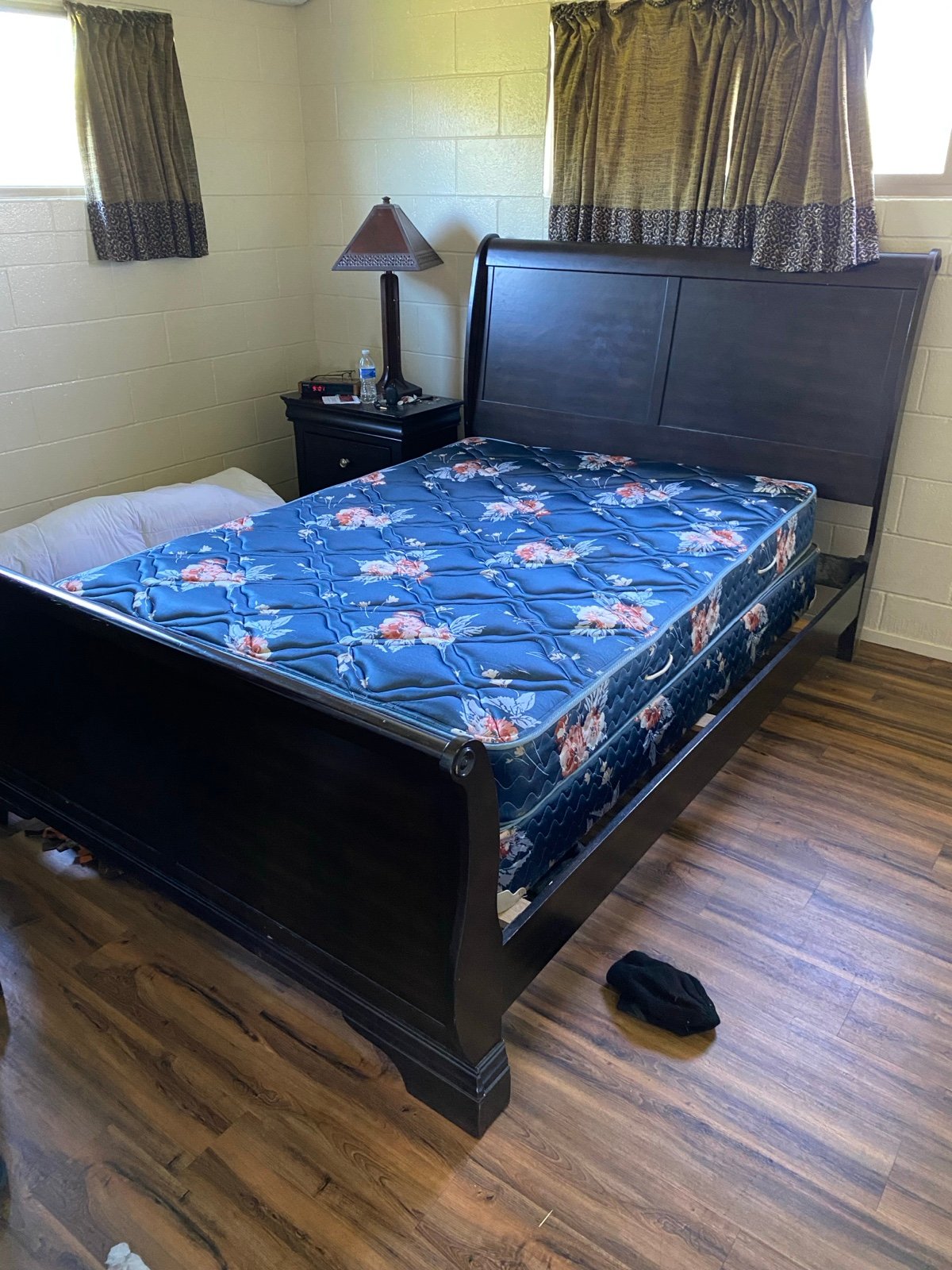 bed frame queen