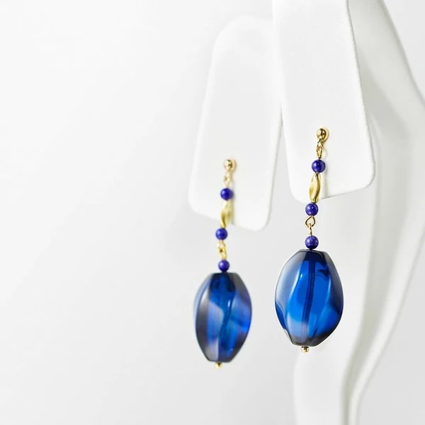 Blue sapphire amber