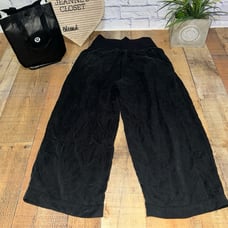 Lululemon Wide-Leg High Rise Crop 19 Black Size 6 Good pre owned condition Ap