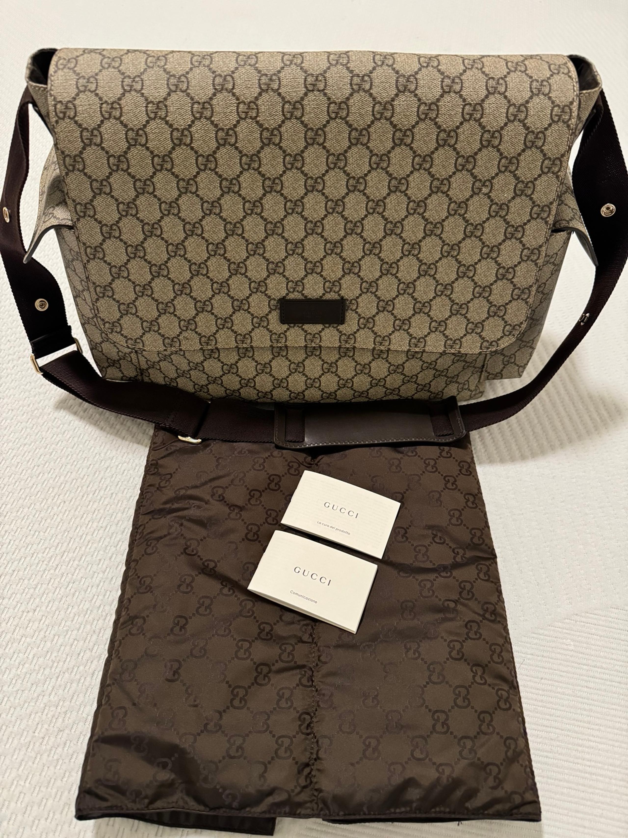 Gucci GG Supreme Medium Diaper bag