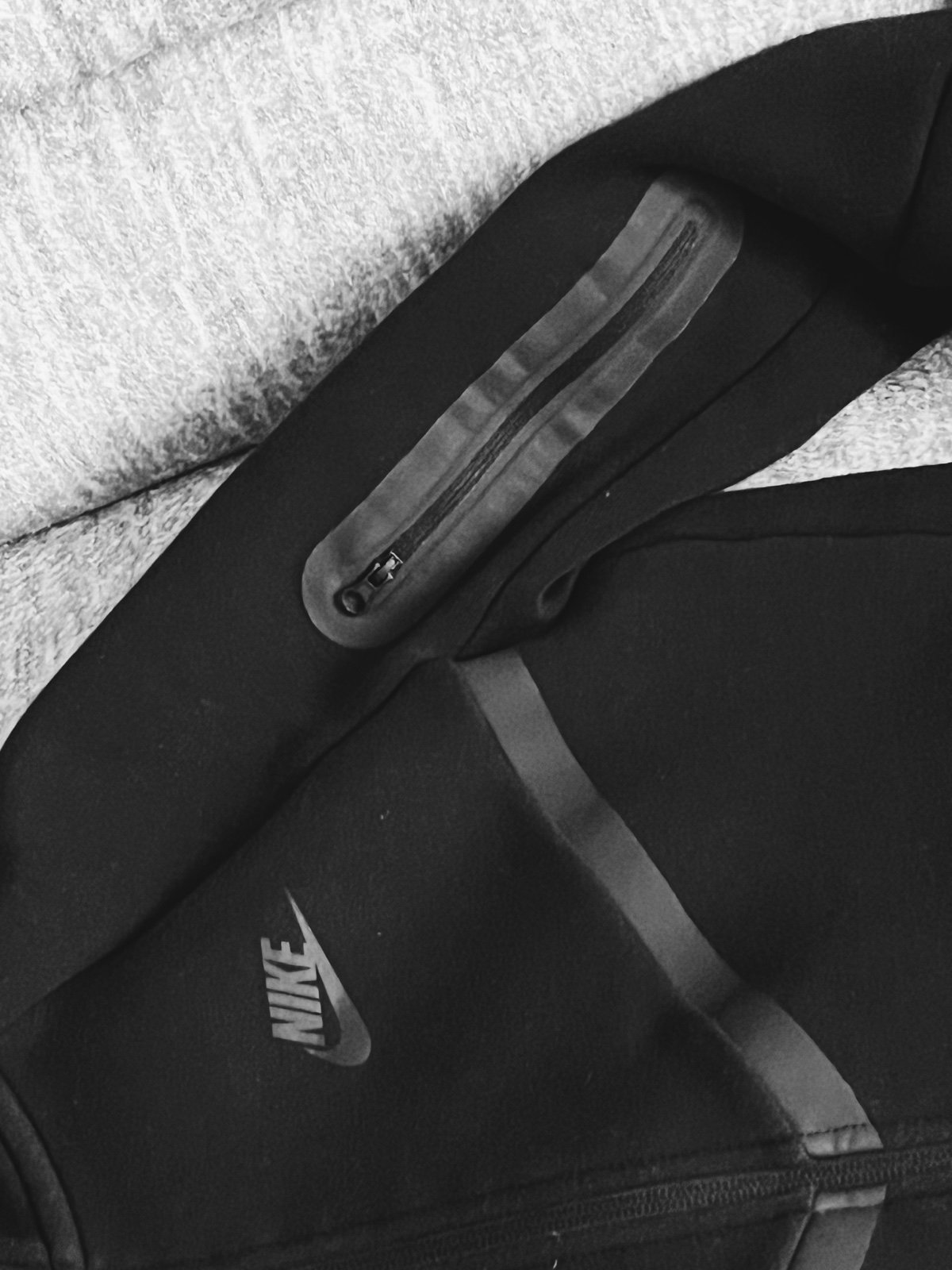 BLACK NIKE TECH!!!