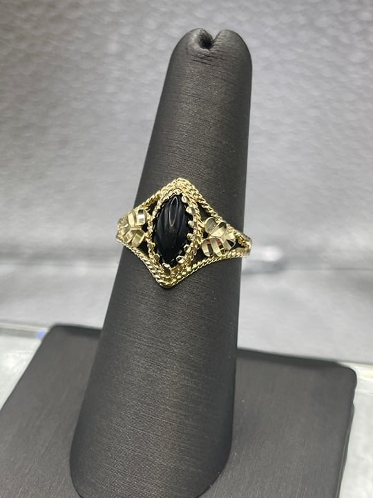 Ladies 14 Karat Yellow Gold Onyx Ring