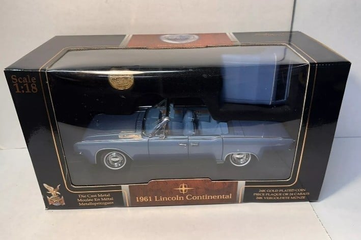 Road Signature Series Blue 1961 Lincoln Continental 1:18 Boxed 24kt Gold coin