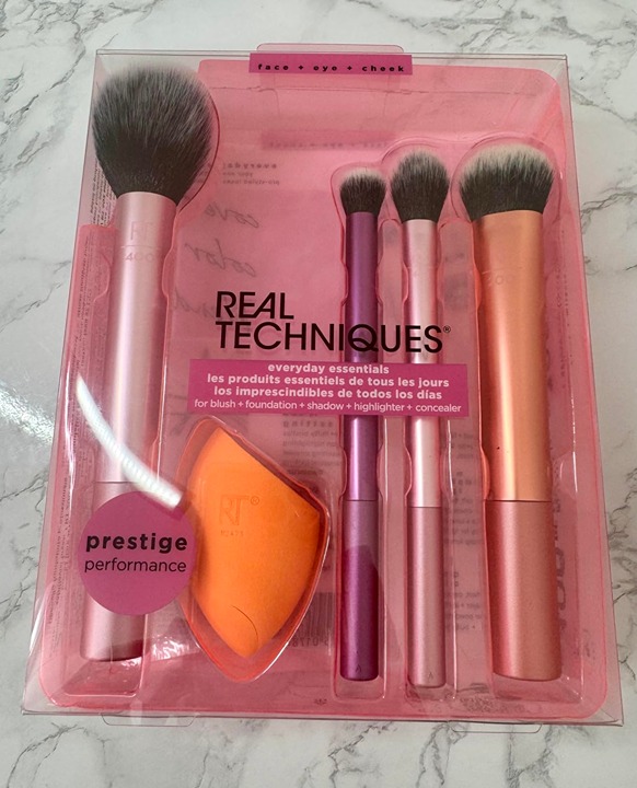 Real Techniques 5 Piece Everyday Essentials Makeup Brush Set, 4 Brushes & Makeup