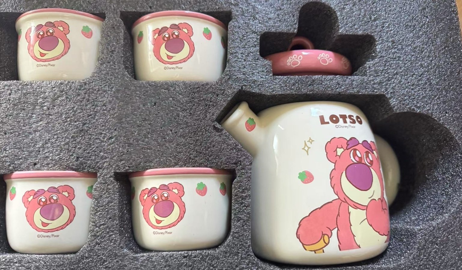 Lotso teapot with 4 teacups