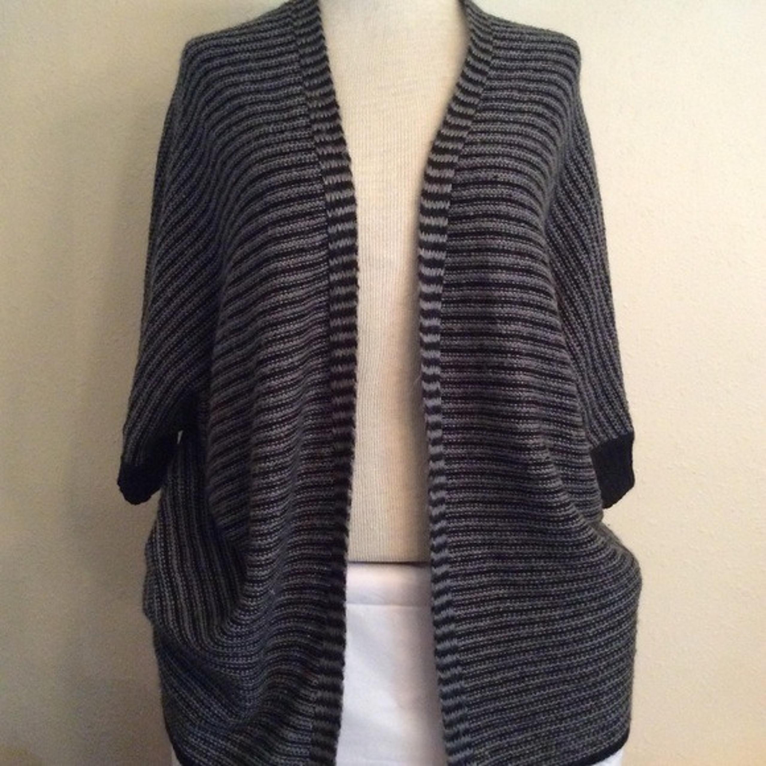 MAURICE’S SWEATER SHRUG GREY AND BLACK