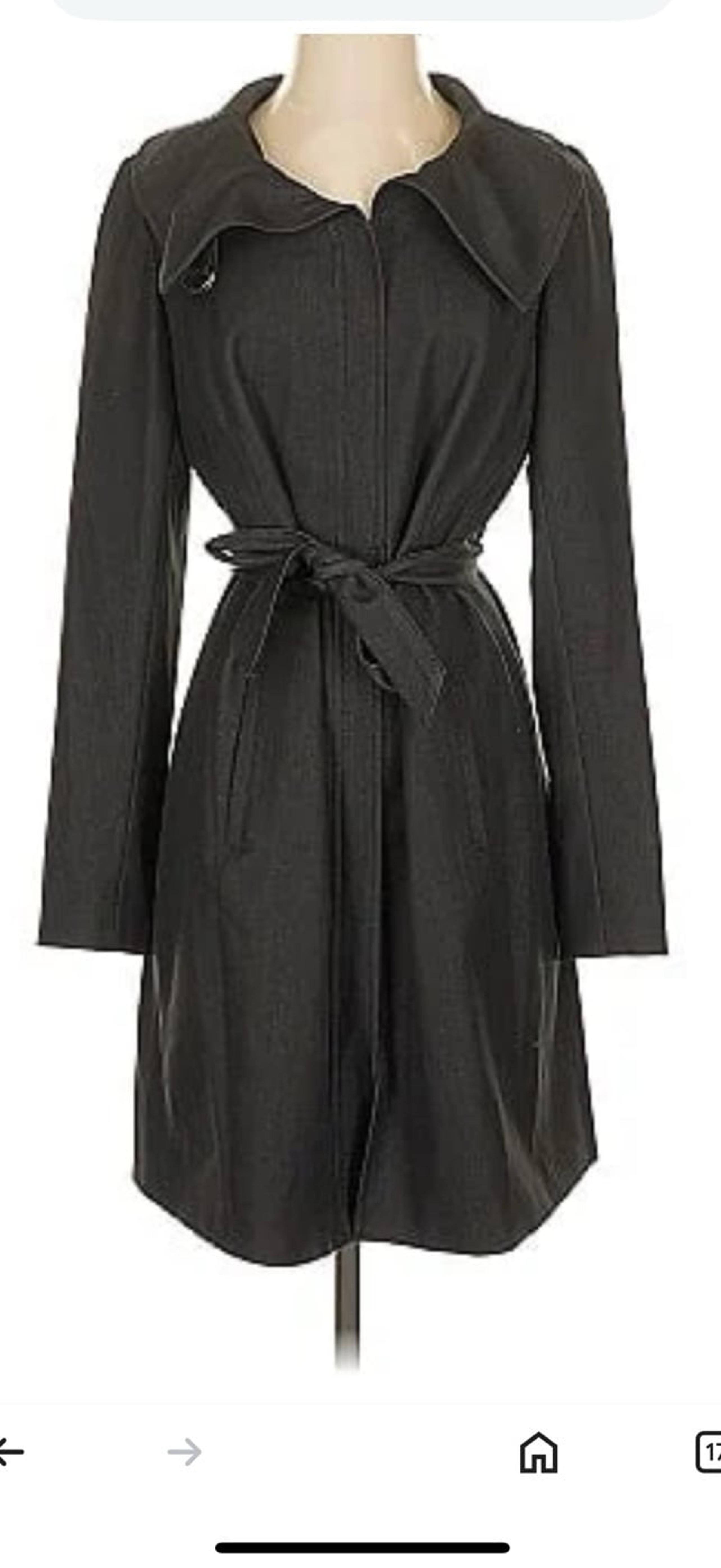 Tahari trench coat with front zipper, pockets and pleated collar in black Medium