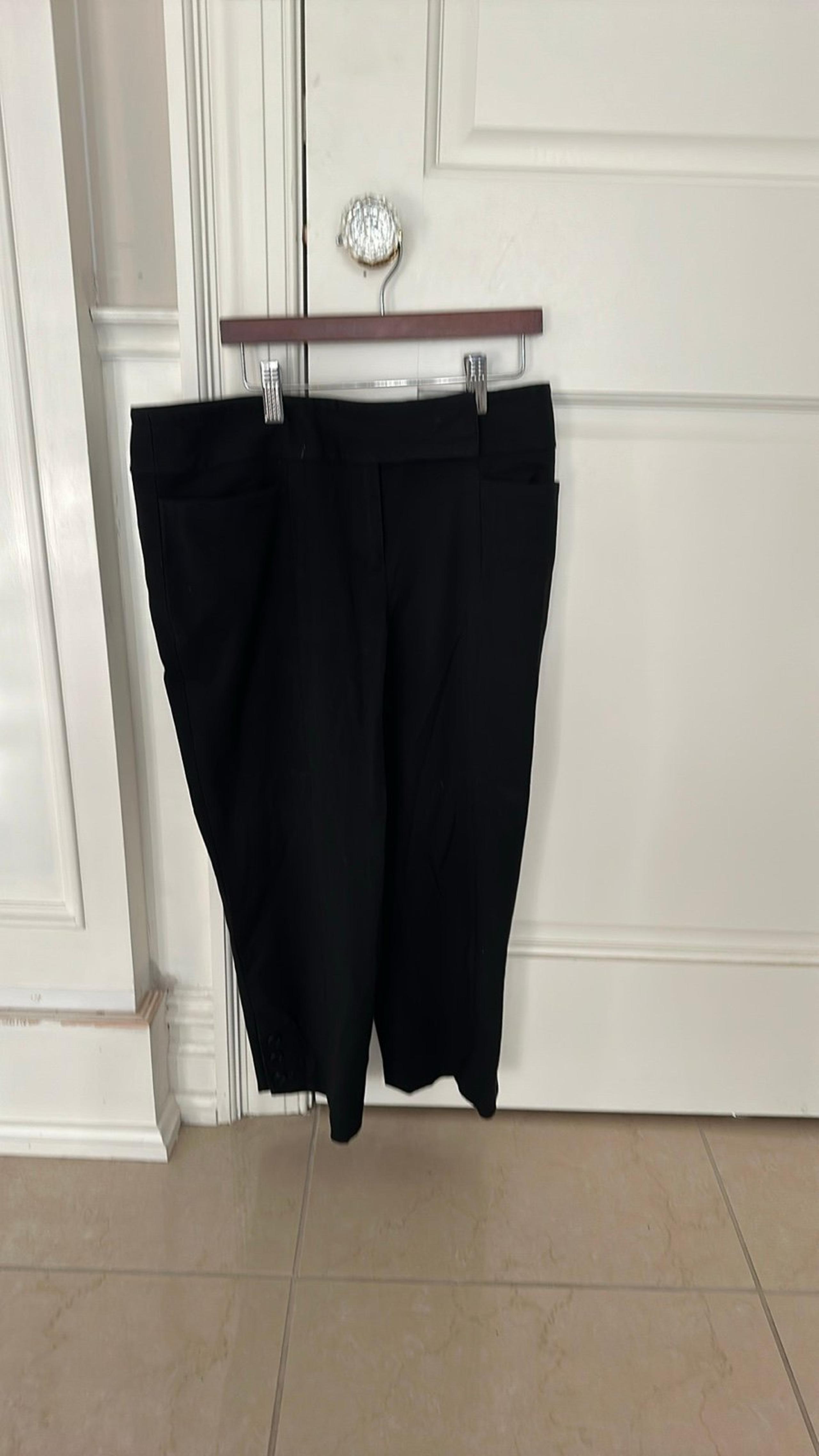 Women’s Nine west black capri pants