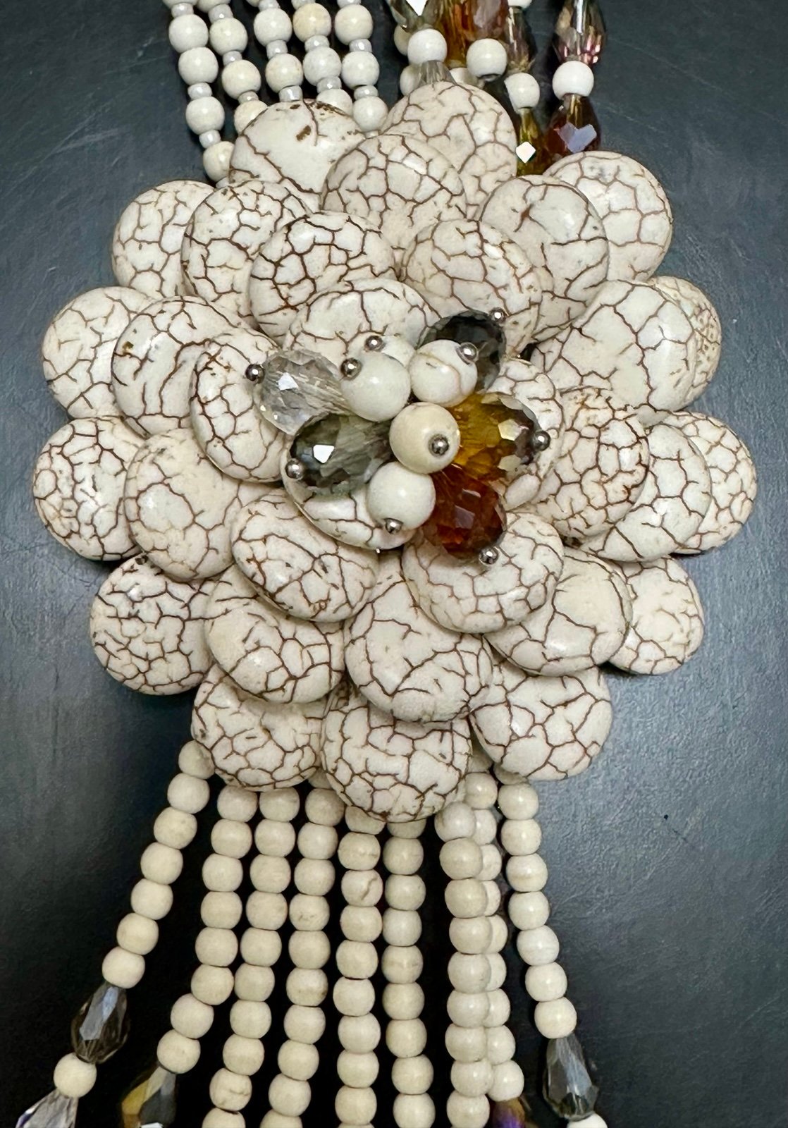 Vtg Joan Rivers Starlet Marble Ivory Flower Necklace - detail