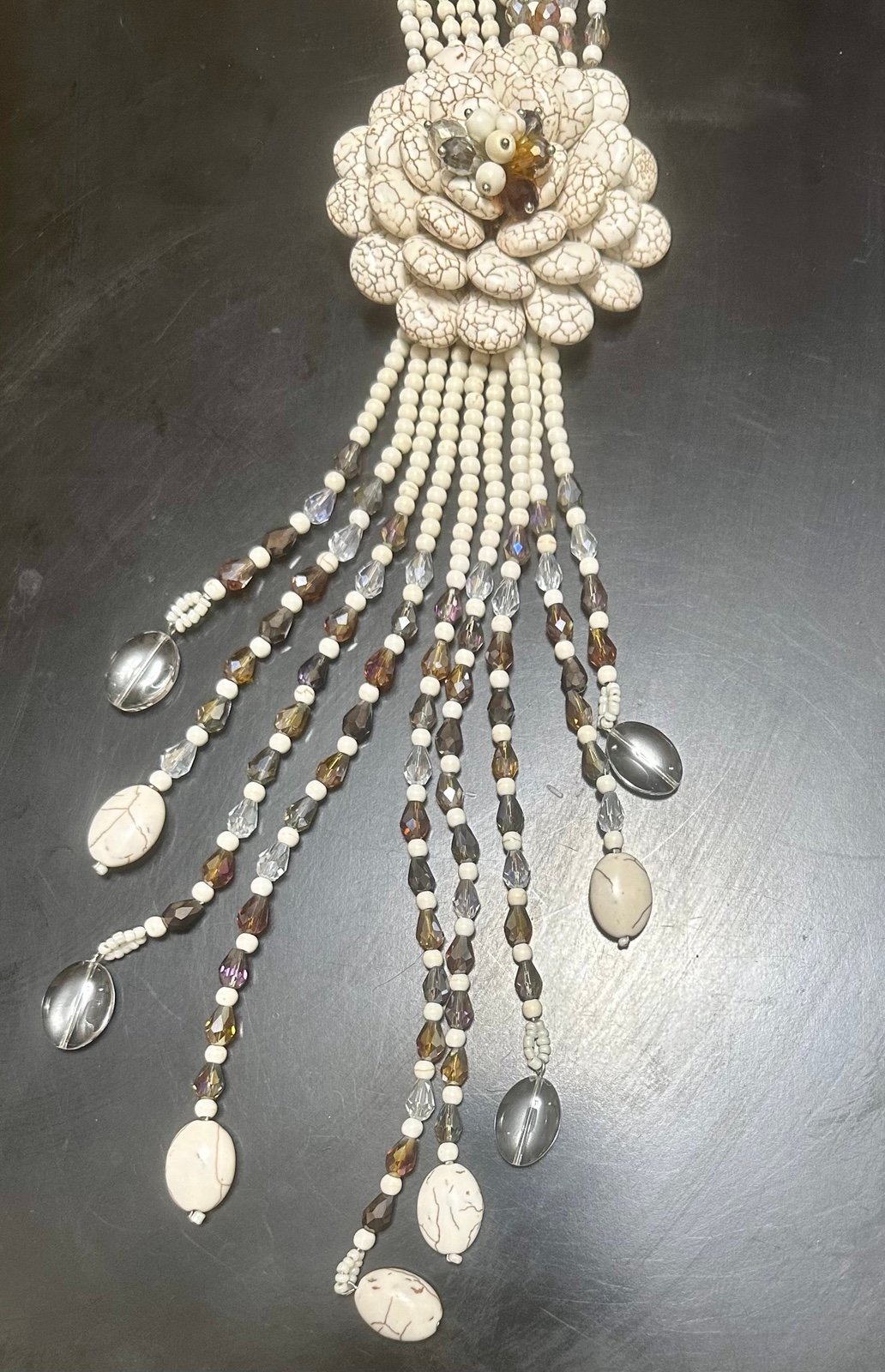 Vtg Joan Rivers Starlet Marble Ivory Flower Necklace - detail