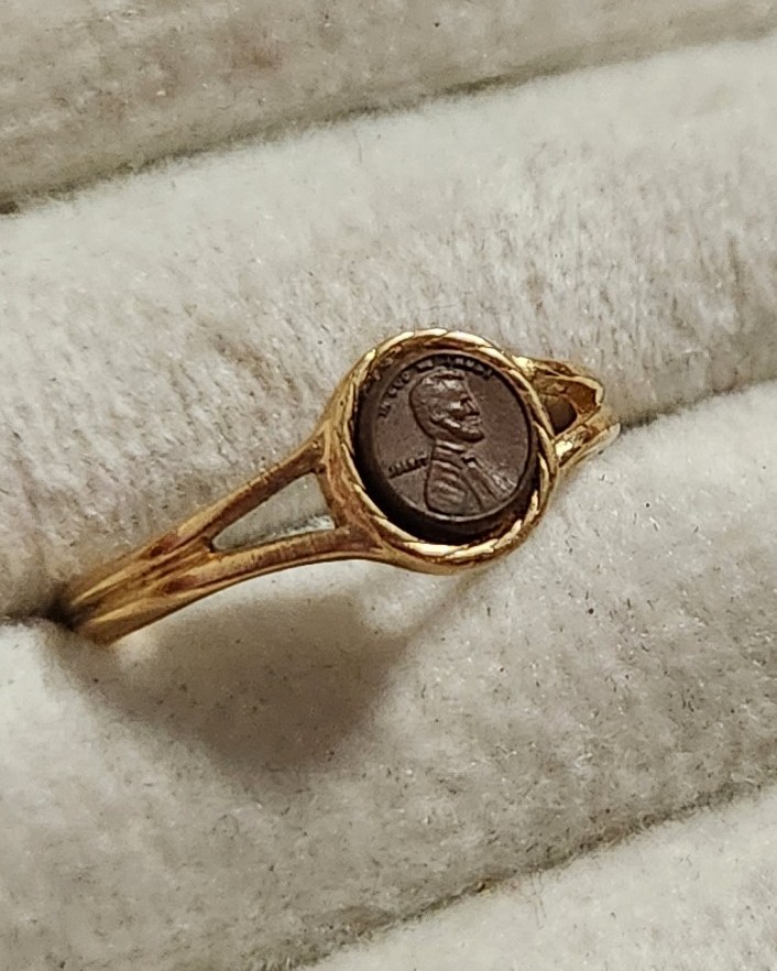 Very Rare 1979 Avon Pretty Penny Ring