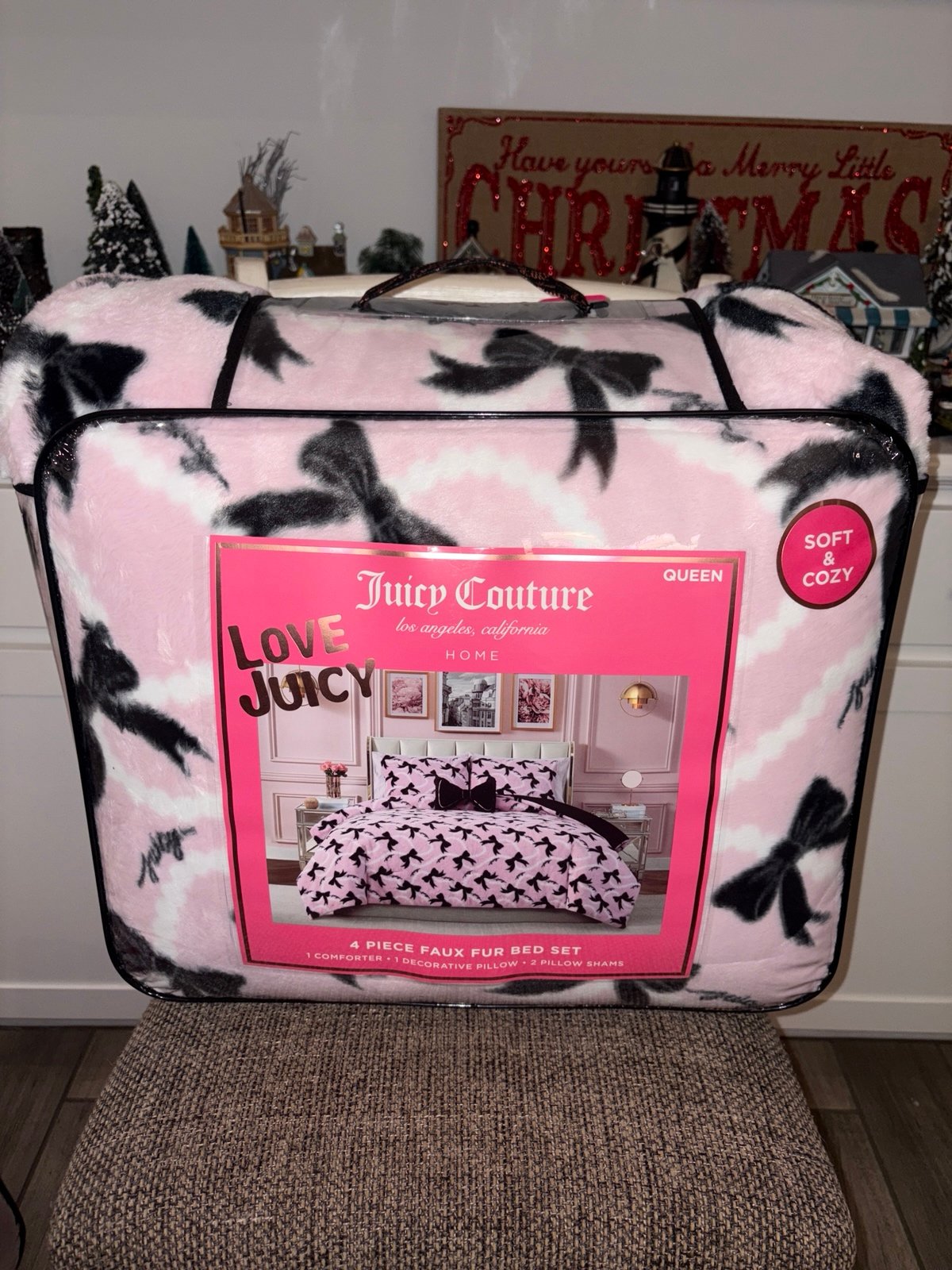 Juicy Couture 4 Piece Queen bed set
Soft&Cozy NEW pink ribbons/bows
