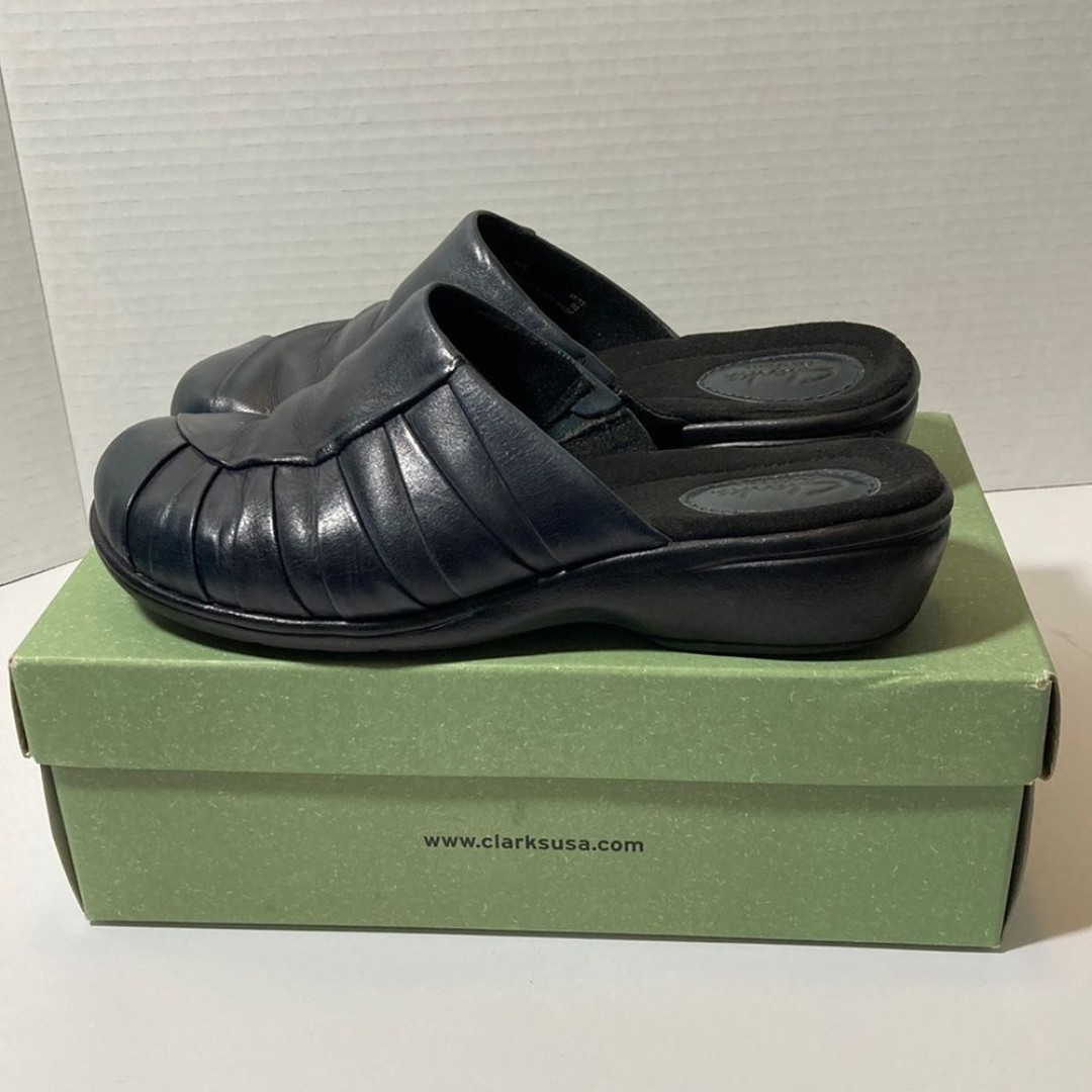 CLARKS Artisan mules Ruthie Shine size 6.5M marine navy blue 6 1/2 leather 62405