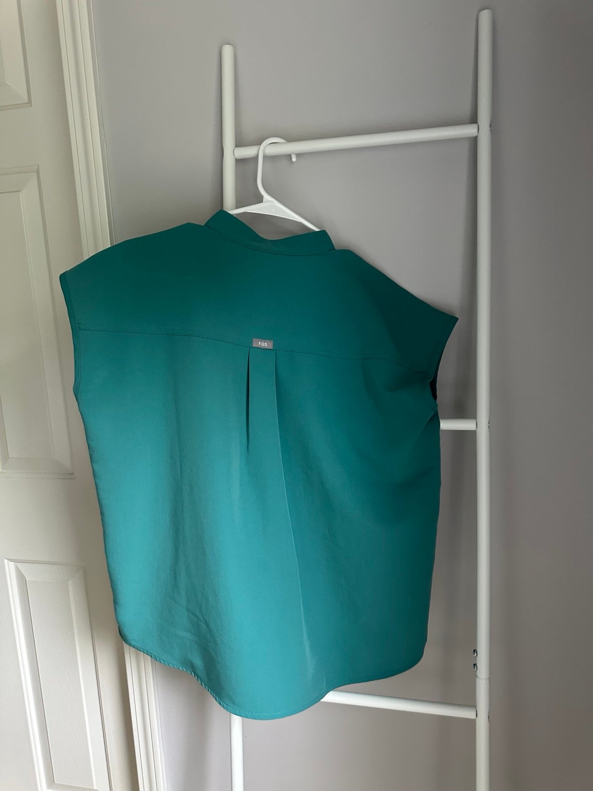 Figs Rafaela Oversized Scrub Top - detail