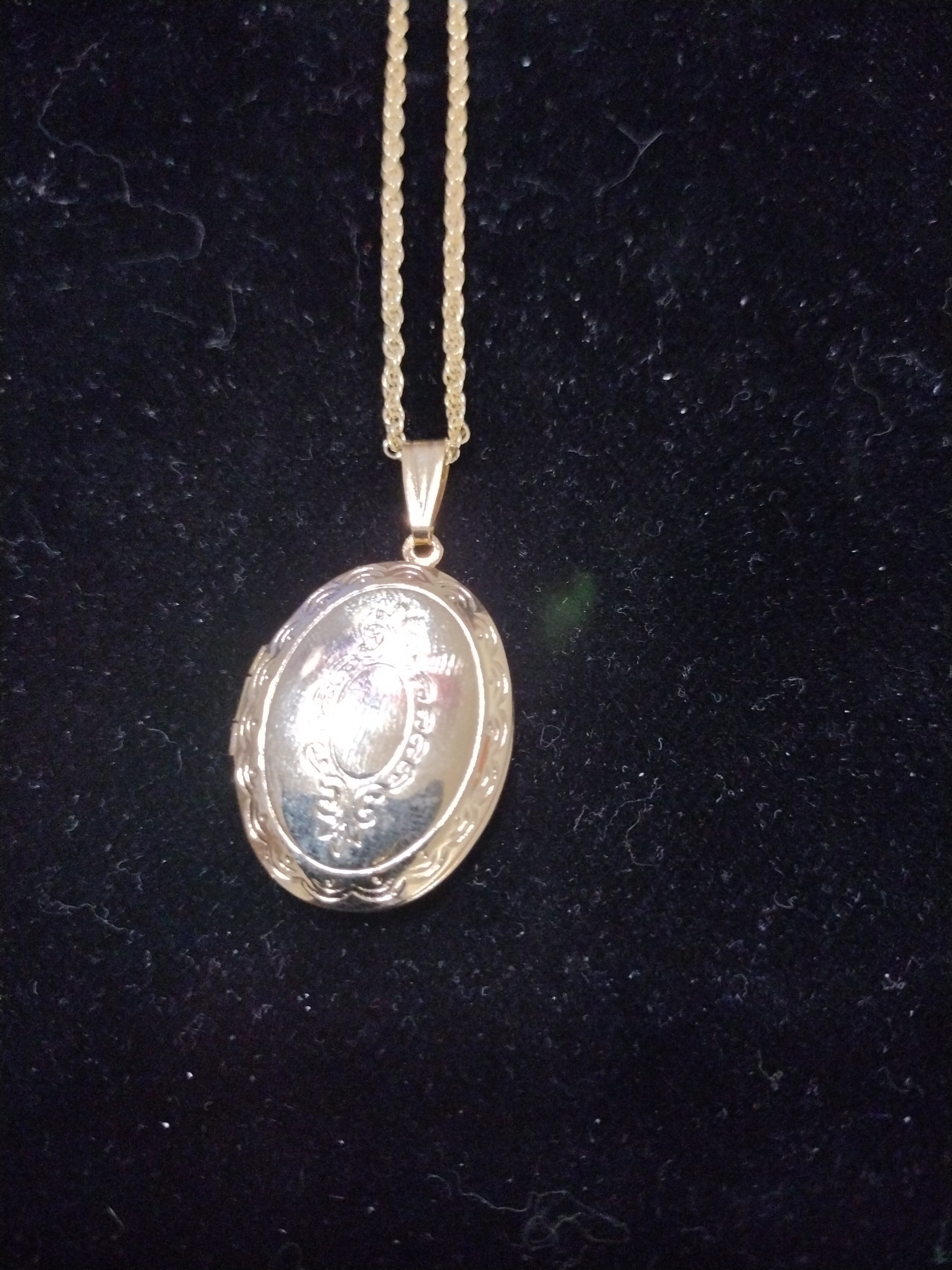 Gold tone Locket with 24 inch rope Necklace