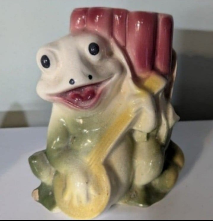 Vintage frog and banjo planter