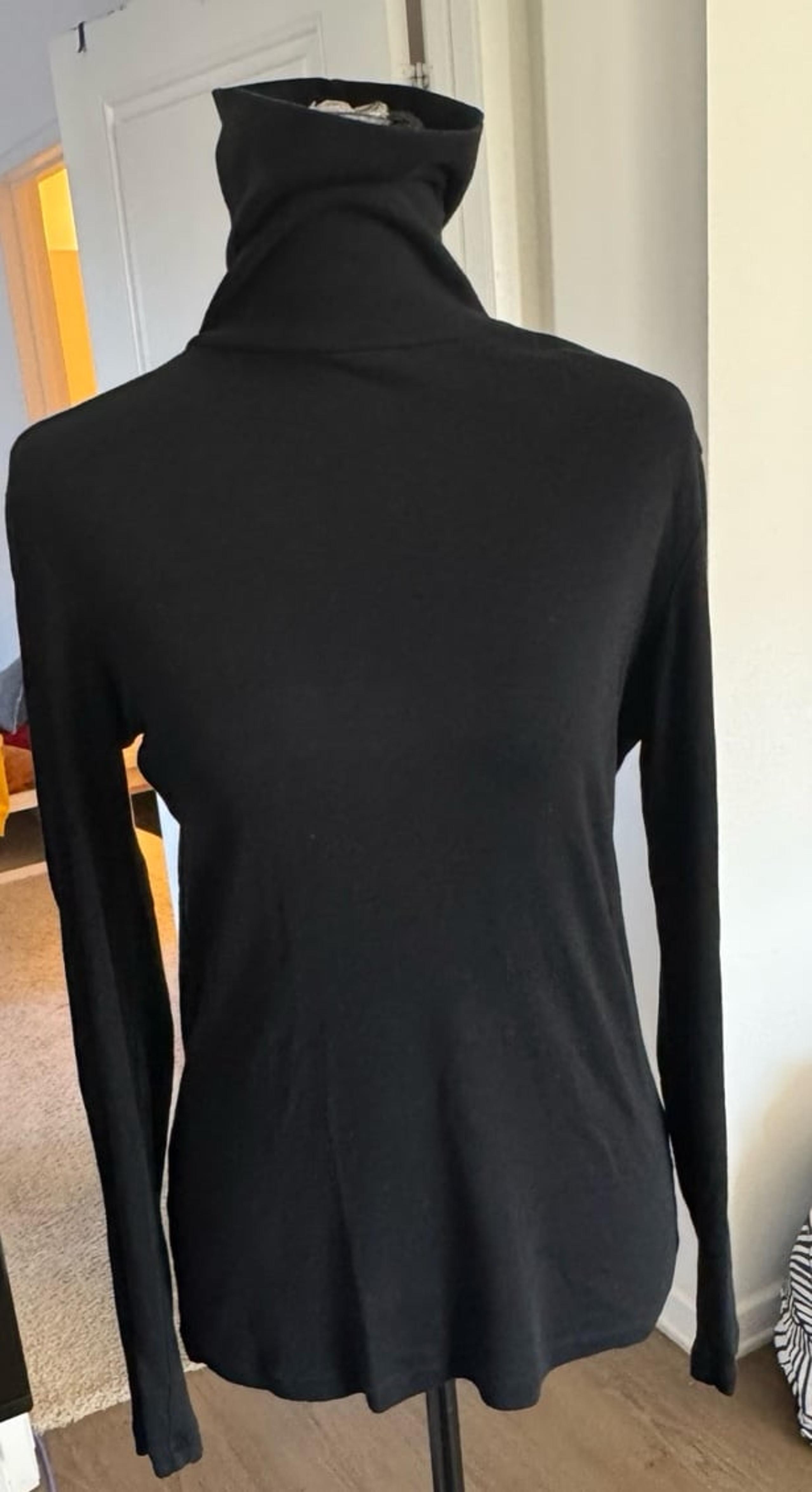 2 turtlenecks