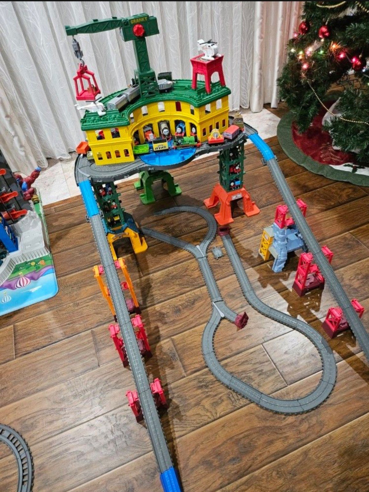Thomas and Friends Extra Large Train Set with Reconfigurable Track, Motorized