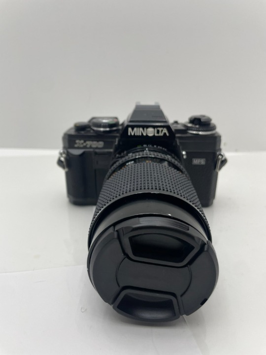 Minolta X-700 Film Camera and Quantaray 1: 3.5-4.5 f = 28-80mm Multi-Coated