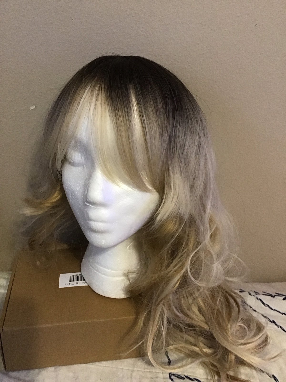 Ombré blonde wig with highlights curled medium length with bangs wig